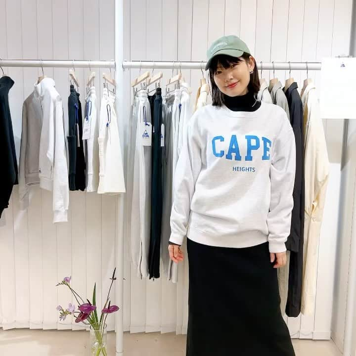 森貴美子のインスタグラム：「@capeheights.jp  @plaidie_official  などの合同展示会に行ってきました！  ケープハイツは機能性がありながらデザインもかわいい冬のアウターのイメージが強かったけど、春夏のスウェットやTシャツ、ハーフパンツなど可愛かった🥰  プレディは　@hirokoinaba さんと同じストールを巻いてみた🤍 麻素材で自宅でも洗えるらしい！ パッキリとした色もポイントになりそうだし、グレー系もいろいろと活躍場面が広そう✨  春夏展示会ラッシュで気分はもう暖かい季節…🍉来週寒くなるそうだけど風邪ひかないようにしましょうね。  #ケープハイツ #プレディ #2024ss #전시회」