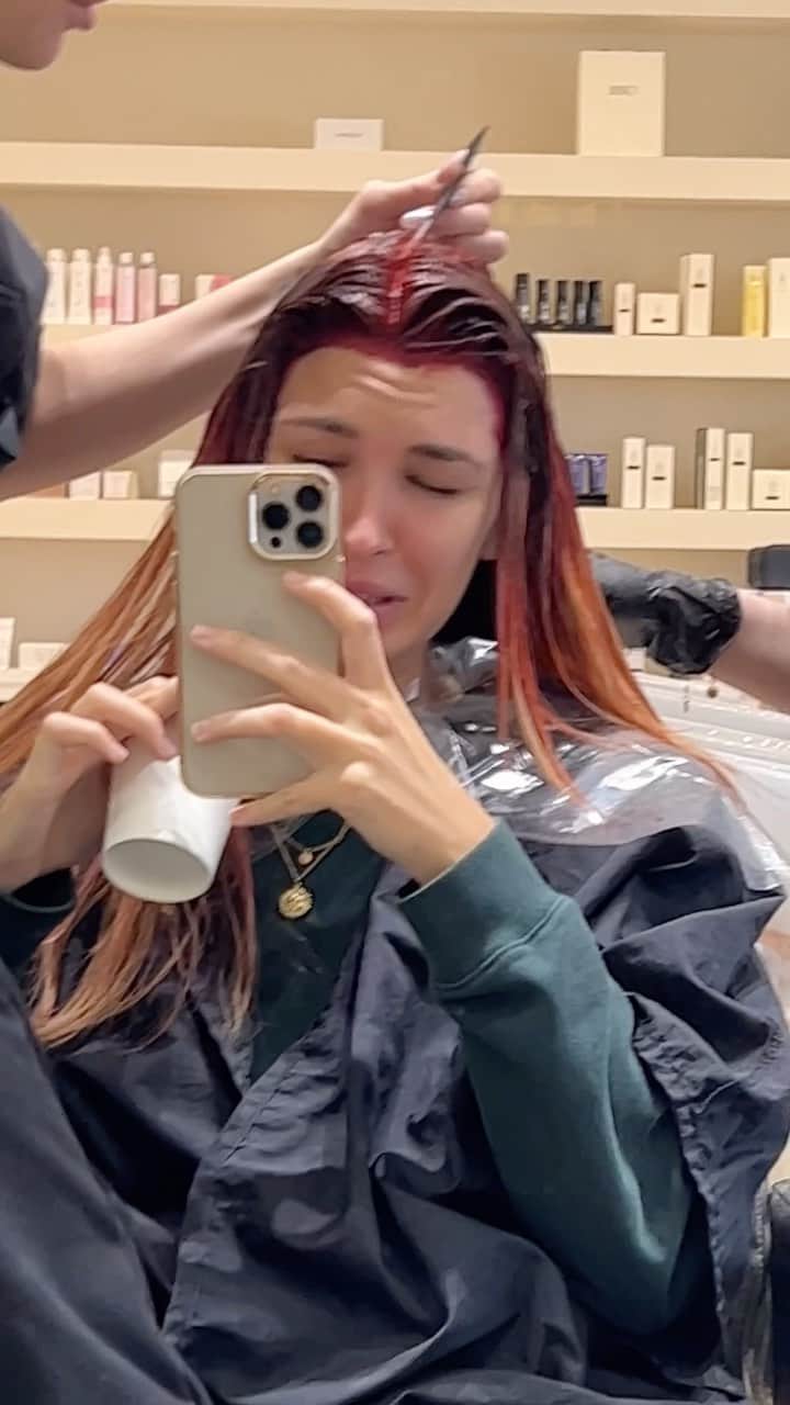 Elisabeth Riouxのインスタグラム：「“New year new me” as they say, life’s boring when you’re not taking risks 🍷   & we decided to treat you girls by creating a GIVEAWAY TO WIN A FULL HAIR TRANSFORMATION IN JANUARY WITH MY FRIENDS AT @salon_xn 🫶🏼  Just in time for your new year era ✨  To participate:  1- follow me, @bellamihairpro & @salon_xn 🌶️  2- repost this reel in your story & write “NEED A TRANSFORM ATION @salon_xn @elisabethrioux 🎁”   *you are allowed to do what you want with your hair, big or small change or just a refresh.  * that includes a color change of your choice + EXTENSIONS HABIT METHOD from @bellamihairpro (if you want to have extensions) + 100$ worth of gifted Oribe products 🎄  * you can also participate to win & offer your price to a friend or family member for Christmas 🤶🏼 (meaning if you really want it you should convince your friends to participate to give it to you 😂)   Hair done by @natacha_thivierge , extensions from @brittany_withthegoodhair at @bellamihairpro ✍️」