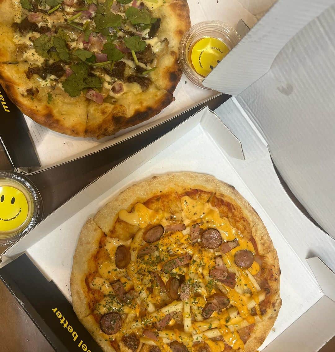 中村愛さんのインスタグラム写真 - (中村愛Instagram)「🍕♡ ・ ・ ・ @allday_pizza まもなくオープン✨ #pr   日本初上陸❣️の 韓国で大人気のピザブランド 『ALLDAY PIZZA SERVICE』が 12月19日に不動前にOPENということで お先に行かせてもらいました🙇‍♀️✨  久しぶりのれいかと行った♡  ピザ🍕を普通に食べても美味しい😋んだけど ディップできて そのソースもめちゃくちゃ美味しい🤤  ごちそうさまでした😋 チェック☑️してみてねん♡ #不動前グルメ #ピザ #韓国グルメ」12月16日 8時59分 - nakamuramura_ai