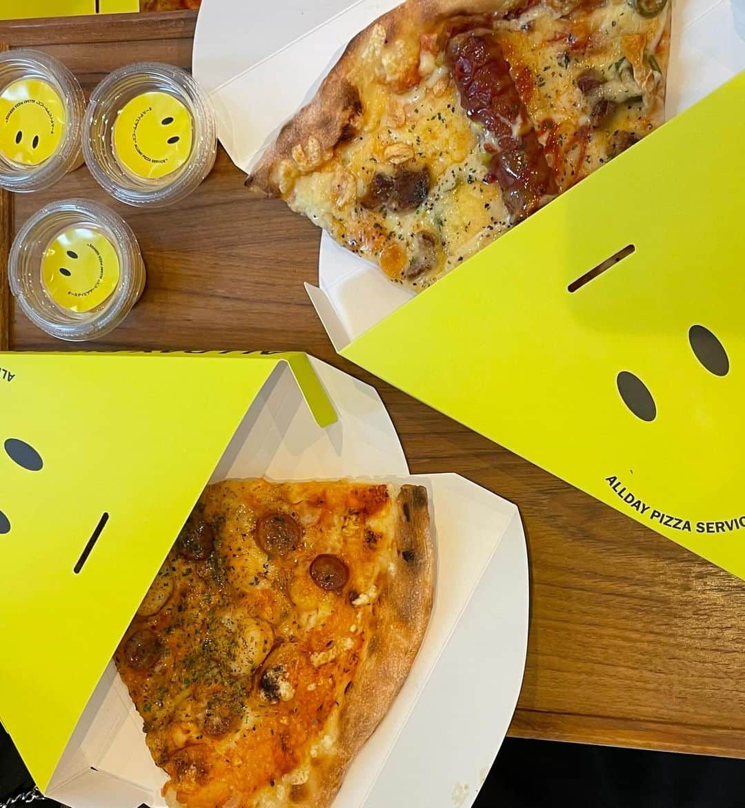 中村愛さんのインスタグラム写真 - (中村愛Instagram)「🍕♡ ・ ・ ・ @allday_pizza まもなくオープン✨ #pr   日本初上陸❣️の 韓国で大人気のピザブランド 『ALLDAY PIZZA SERVICE』が 12月19日に不動前にOPENということで お先に行かせてもらいました🙇‍♀️✨  久しぶりのれいかと行った♡  ピザ🍕を普通に食べても美味しい😋んだけど ディップできて そのソースもめちゃくちゃ美味しい🤤  ごちそうさまでした😋 チェック☑️してみてねん♡ #不動前グルメ #ピザ #韓国グルメ」12月16日 8時59分 - nakamuramura_ai