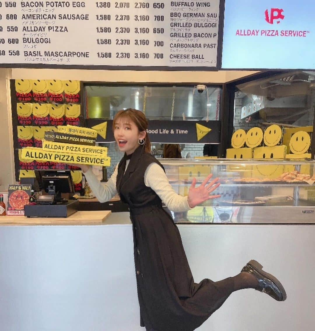 中村愛さんのインスタグラム写真 - (中村愛Instagram)「🍕♡ ・ ・ ・ @allday_pizza まもなくオープン✨ #pr   日本初上陸❣️の 韓国で大人気のピザブランド 『ALLDAY PIZZA SERVICE』が 12月19日に不動前にOPENということで お先に行かせてもらいました🙇‍♀️✨  久しぶりのれいかと行った♡  ピザ🍕を普通に食べても美味しい😋んだけど ディップできて そのソースもめちゃくちゃ美味しい🤤  ごちそうさまでした😋 チェック☑️してみてねん♡ #不動前グルメ #ピザ #韓国グルメ」12月16日 8時59分 - nakamuramura_ai