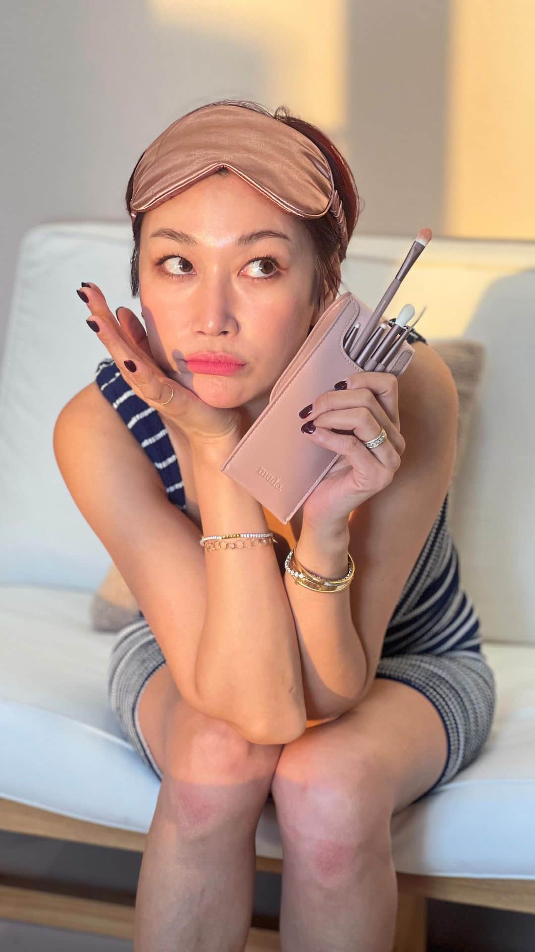 ピョン･ジョンスのインスタグラム：「호모닝! 모닝 메컵 해볼께용 넘 쉬워요  우리 매일매일 기본 메컵해야잖우  근데 뭐가 유행인지  피부표현 색조발색 안착감 등등  뭘 써야할지 몰라요  여러 제품을 다 발라볼수도 없고  딱 이렇게 따라하세요  아주 그냥 볼륨감까지  볼터치 살짝했는데도 생기돌죠? 클스마스 선물로 딱이에요 받는 사람은 그냥 산타 다녀간거에요 🎅🏽 애들도 엄마 몰래 메컵하는데  질 않좋은 제품 쓰게하지말고  같이쓰세요  Aset 완벽합니다  선물들 다 챙겨요  뮤드는 일본에서도 인기 좋아서  제품 구하기도 힘들고  립스틱은 리미티드로 생산되는게 많아서  이번 블러틴트 위험해요  실키하게 발리면서 보이기에는 매트한 느낌  쿠션은 진짜 인생쿠션될꺼에요  커버는 커버대로 블링함과 촉촉함이 아주 좋아요  저녁마다 리브이셀 하면서  피부 탄력 찾고  뮤드로 일하면서 생기 찾으세용 💨💨💨 주말만 오픈합니당」