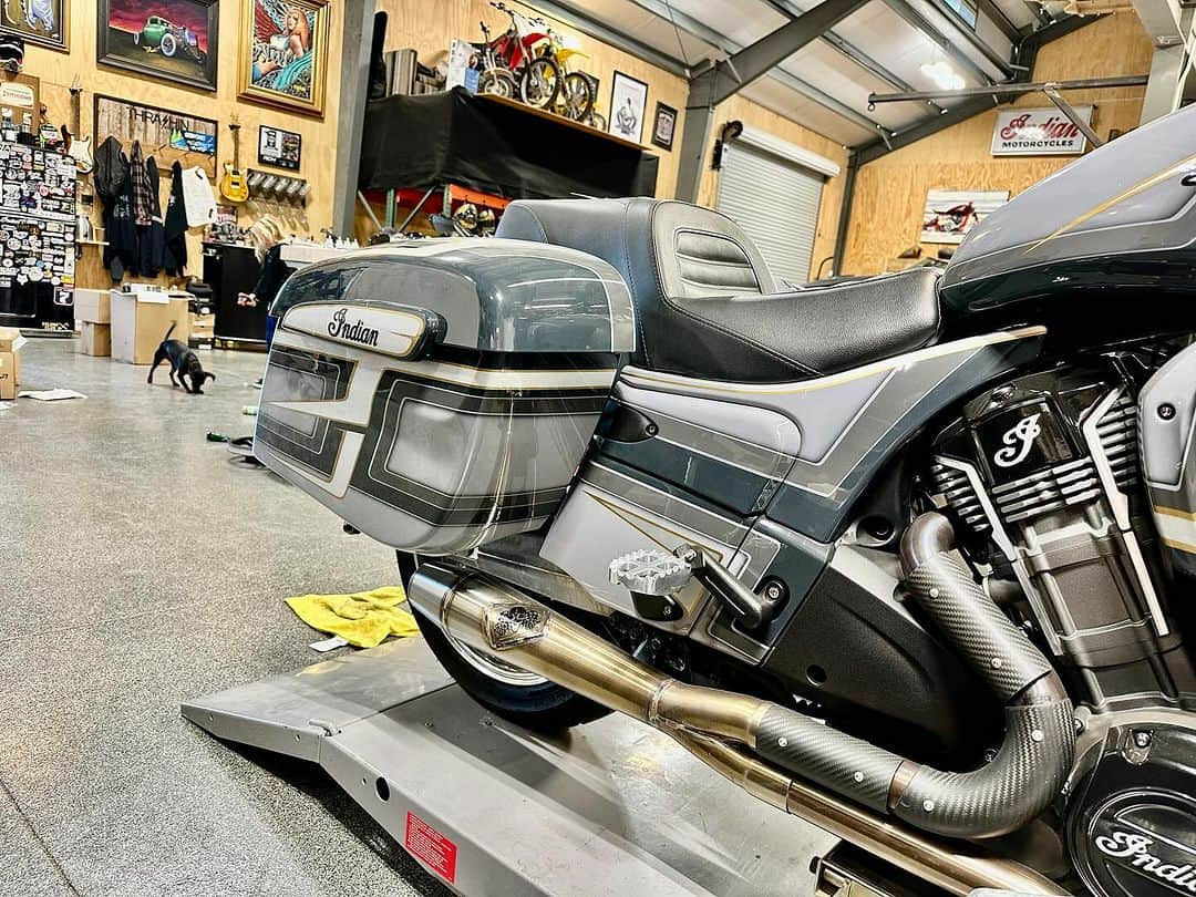 ケアリー・ハートさんのインスタグラム写真 - (ケアリー・ハートInstagram)「Raised my saddle bags on my @indianmotorcycle challenger 2 inches. Pumped on how it looks. Can see the exhaust and swing arm much more. Top of the bags  now sit flush w/ the top of the rear fender. This set up will go on my new challenger I’m building. Have a great weekend, everyone!!!!!」12月16日 9時06分 - hartluck