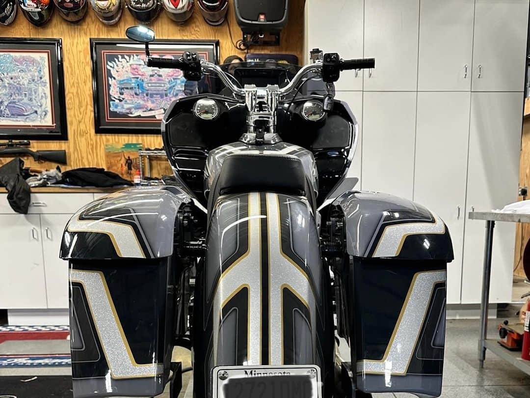 ケアリー・ハートさんのインスタグラム写真 - (ケアリー・ハートInstagram)「Raised my saddle bags on my @indianmotorcycle challenger 2 inches. Pumped on how it looks. Can see the exhaust and swing arm much more. Top of the bags  now sit flush w/ the top of the rear fender. This set up will go on my new challenger I’m building. Have a great weekend, everyone!!!!!」12月16日 9時06分 - hartluck