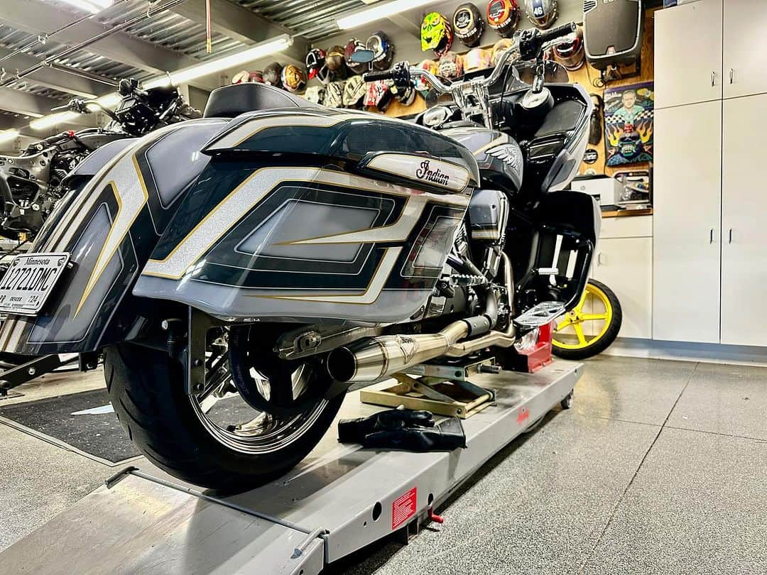 ケアリー・ハートさんのインスタグラム写真 - (ケアリー・ハートInstagram)「Raised my saddle bags on my @indianmotorcycle challenger 2 inches. Pumped on how it looks. Can see the exhaust and swing arm much more. Top of the bags  now sit flush w/ the top of the rear fender. This set up will go on my new challenger I’m building. Have a great weekend, everyone!!!!!」12月16日 9時06分 - hartluck