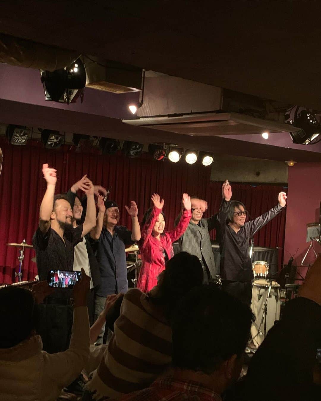 鈴木桃子さんのインスタグラム写真 - (鈴木桃子Instagram)「昨日は渋谷7th Floor でZOOCOちゃんのワンマンライブでした💖 来年がデビュー30周年ということでエスカレーターズの曲を久しぶりにたくさん聴けて感動🥹  超満員の会場がひとつになってズーコちゃんの歌声に、バンドの心地良いグルーヴに酔いしれました。やっぱり良い曲はずっと歌っていかないとね！これからもできるだけエスカレーターズの曲を歌い続けて欲しいです。  ズーコちゃんの素晴らしいステージを観て、すごく良い刺激をもらいました。私も2月のコーザノストラのライブに向けて頑張らねば！😆🤩🎶💕 ズーコちゃん、昨日はホントにお疲れさまでした！素敵な楽しい夜をどうもありがとね〜💖💖💖  ところでズーコちゃん、私と小田玲子ちゃん、そして国岡真由美ちゃんとで来年の4月14日には久しぶりにFlashback 90sライブをやりますよ〜！ 詳細はまた改めてお知らせしますが、良かったら是非スケジュールを空けておいてくださいね！ どうぞお楽しみに〜❤️  #zooco #escalators #鈴木桃子 #小田玲子 #cosanostra #コーザノストラ #国岡真由美 #flashback90s」12月16日 9時17分 - momokosuzuki