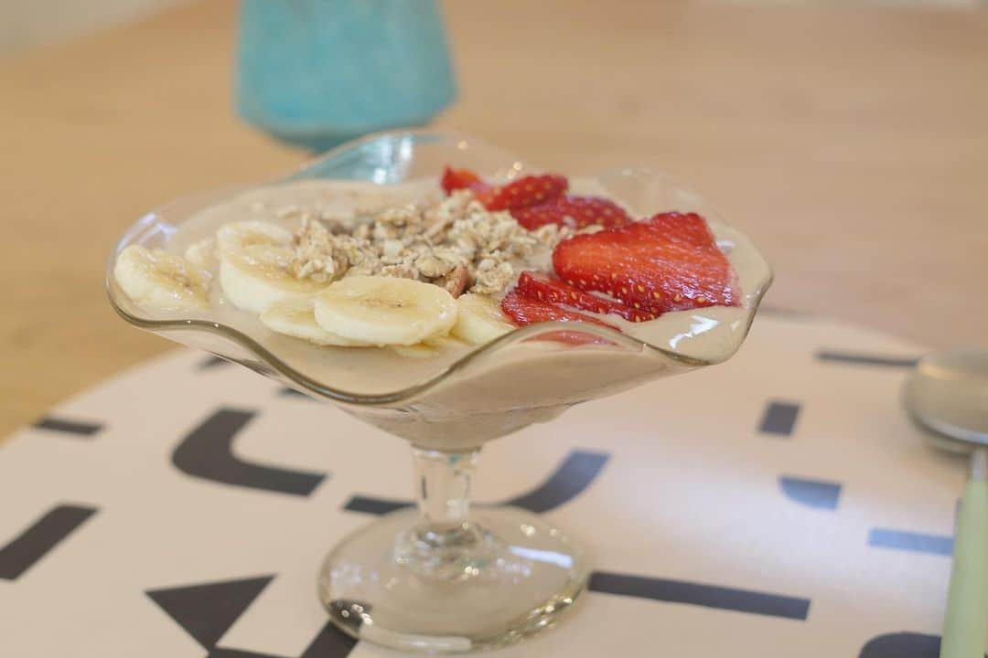 内山理名のインスタグラム：「Good morning!  最近ハマっている朝食🍨　100%自然由来のオーガニックプロテインでチョコバナナボウル。  ULTRAFOODSのビーガンプロテインローチョコレート味をオーツミルクorココナッツミルク・冷凍バナナとブレンダーにかけて好きなフルーツとグラノーラと一緒に。甘さ控えめなので蜂蜜加えても美味しい！  このプロテインの原材料が良いものばかりで、中でもエンドウ豆プロテインは吸収速度がゆるやかで満腹感が持続しやすいのも気に入っているポイント♡   夏はイチゴ味をヨーグルトで割って食べるのにハマって、冬はチョコバナナ味で！身体の冷えが気になる方は温かいオートミールにしても良いと思います。  年末年始、身体の調整を考えている方、美味しくて、身体にも環境にも優しくおススメです🫶🏻  #organicprotein  #veganfood  #healthylifestyle  #pr」