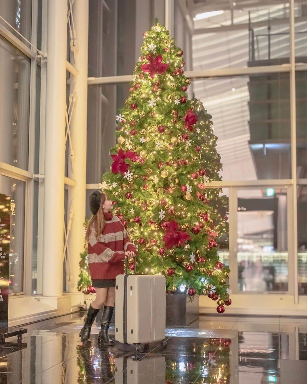 Kahoのインスタグラム：「. . . 香港に行く日に着てたのは クリスマスを意識したボーダーニット🧶❤️  カラフルな糸が特徴的で可愛くて レトロなクリスマスのアメリカ映画感とか、 ハリーポッターのグリフィンドール感があって お気に入り🤭❤️  ゆったりサイズで気心地がいいから 数時間のフライトにもぴったりだった✈️✨  🏷 @classicalelf_official  カラーネップタートルネックボーダーニット レッド、Ｌ #クラシカルエルフ #classicalelf #エルフコーデ #java #ジャバ #ユニクロ #ザラ #zozo #zozotown #zozo購入品 #zozotown購入品 #ボーダーニット #タートルネック#プチプラ #プチプラコーデ #着回しコーデ」