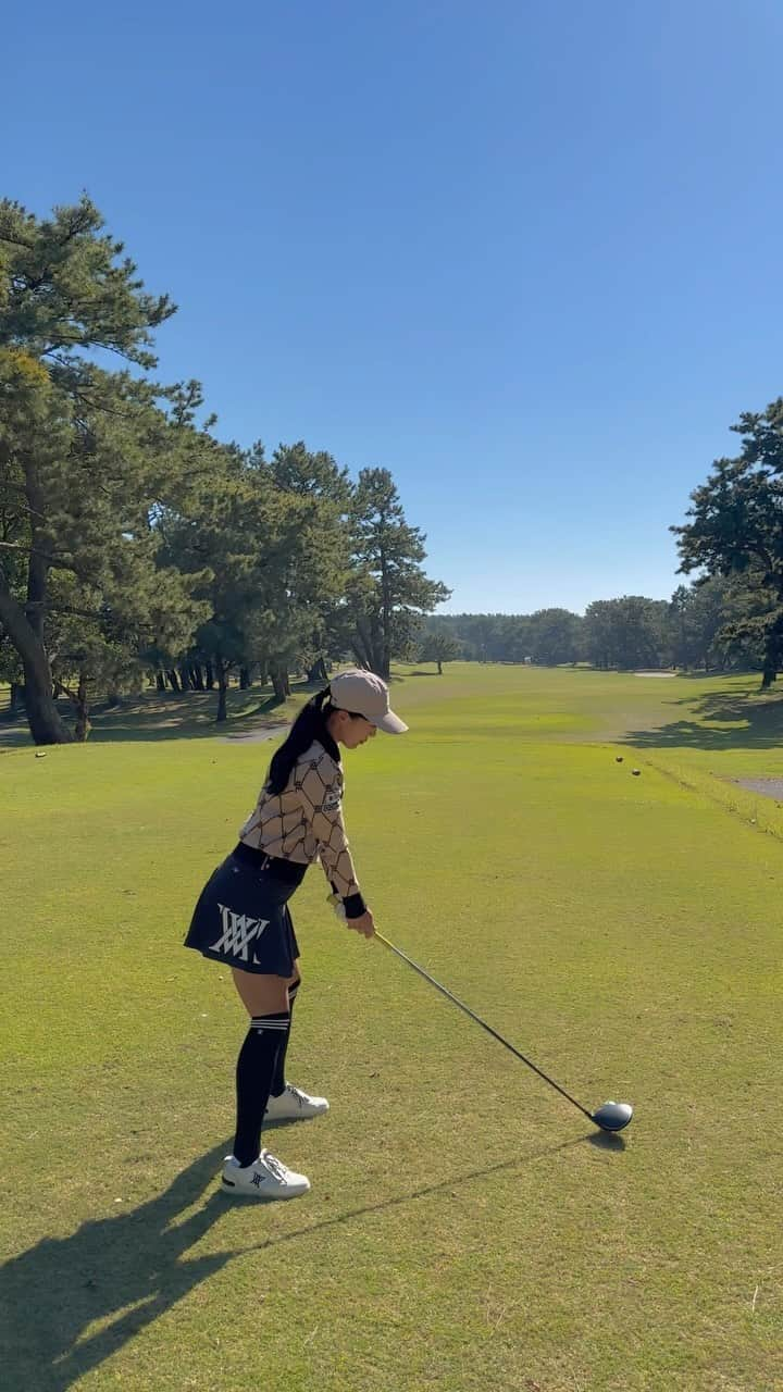 小澤美奈瀬のインスタグラム：「今日はポカポカお天気で気持ち良いですね🥰🌸 前半2アンダーで回れて嬉しい🥺⛳️後半も頑張ります😊🍀 今日は別のゴルフ場だけど動画は安定の浜松シーサイドゴルフクラブ🌟綺麗なゴルフ場🥰💖  #ゴルフ #ラウンド  #ANEW #スマートホールディングス株式会社 #フロンティアの介護 #株式会社湘南貿易 #deoair #lynx」