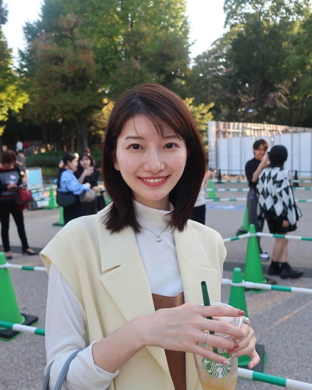 吉村恵里子さんのインスタグラム写真 - (吉村恵里子Instagram)「・ 少し前に上野へ遊びにいきました🐼  上野駅って独特の雰囲気があって 何度行っても観光気分を味わえますね。  駅のホームには可愛いパンダのイラストがあり、思わずパシャリ📸 アメヤ横丁の商店街の賑やかさも好きです。  #上野 #アメ横 #パンダ #観光」12月16日 9時44分 - yoshimura_eriko