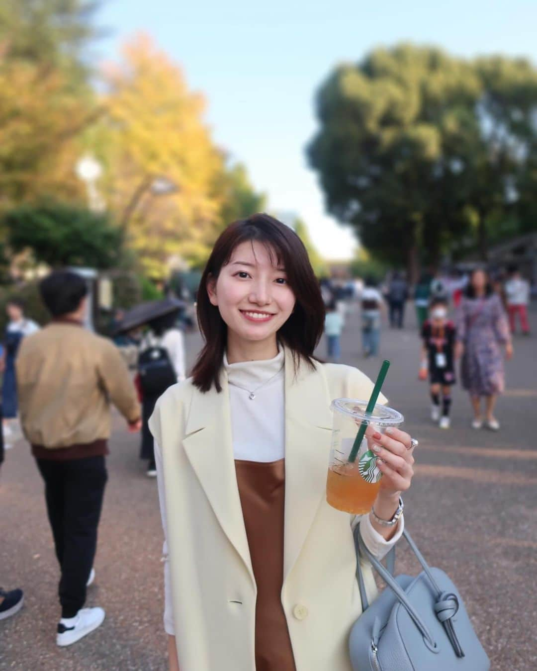 吉村恵里子さんのインスタグラム写真 - (吉村恵里子Instagram)「・ 少し前に上野へ遊びにいきました🐼  上野駅って独特の雰囲気があって 何度行っても観光気分を味わえますね。  駅のホームには可愛いパンダのイラストがあり、思わずパシャリ📸 アメヤ横丁の商店街の賑やかさも好きです。  #上野 #アメ横 #パンダ #観光」12月16日 9時44分 - yoshimura_eriko