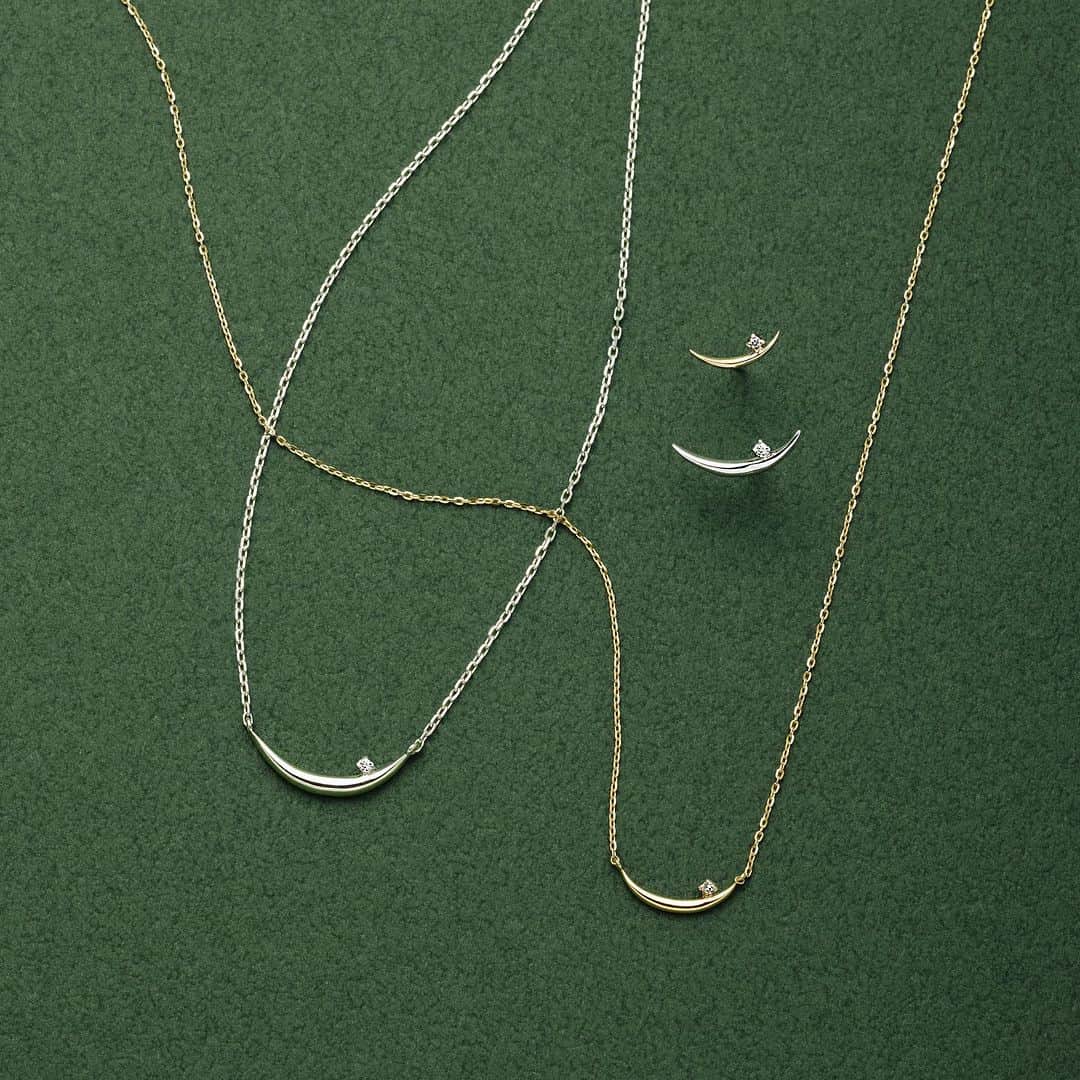STAR JEWELRY Girlさんのインスタグラム写真 - (STAR JEWELRY GirlInstagram)「にっこりと笑っている口元と幸運を受け止める受け月をモチーフにした“SMILING MOON”シリーズ。 つるんとした地金が艶めく月モチーフの傍らに星をイメージした爪留めのブラウンダイヤモンドがあしらわれています。 肌なじみの良いイエローゴールドと清潔感のあるシルバーの展開。  幸運モチーフのアイテムは、ギフトとしてもぴったりです！ お渡しの際はぜひ意味合いのお伝えとスマイルを忘れずに♪  #smillingmoon #スマイリングムーン #pierce #ピアス #necklace #ネックレス #gold #ゴールド #silver #シルバー #diamond #ダイヤモンド #ootd #jewelry #ジュエリー #スタージュエリーガール #starjewelrygirl」12月16日 10時09分 - star_jewelry_girl