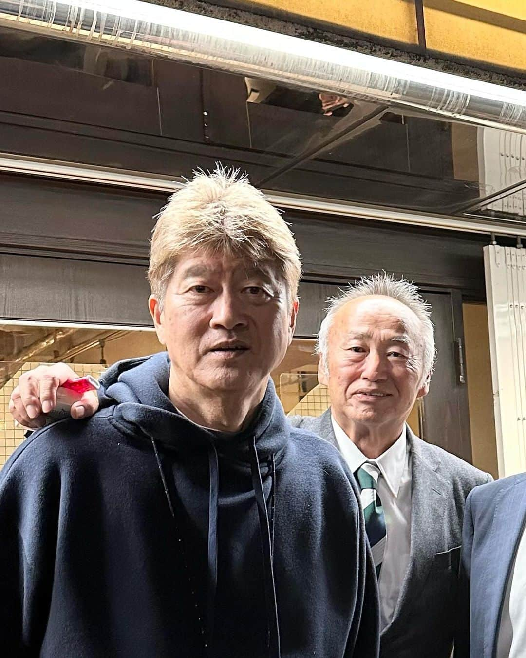 金石昭人のインスタグラム：「カネやんファミリー⚾️  PL学園同級生‼️  エースの西田真二、背番号① 補欠の金石昭人、背番号⑩  お互い歳取ったなぁ😂  いつまで経っても仲間は仲間⚾️🤝 お互いがんばろや✌️  どや  #カネやんファミリー #pl学園野球部  #同級生 #西田真二 #セガサミー野球部 監督 #エースと補欠 #仲間 #お互いがんばろう #どや」