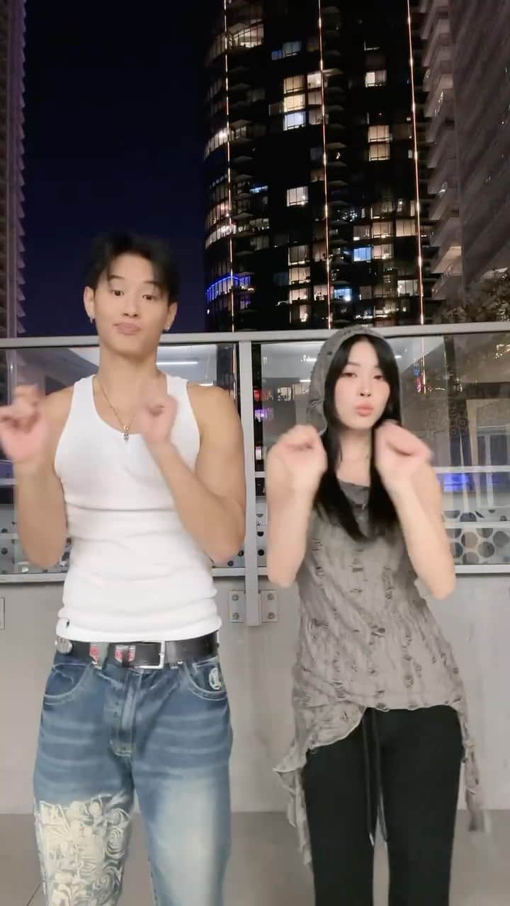 Emily Meiのインスタグラム：「☎️🤙 #voicemailchallenge」