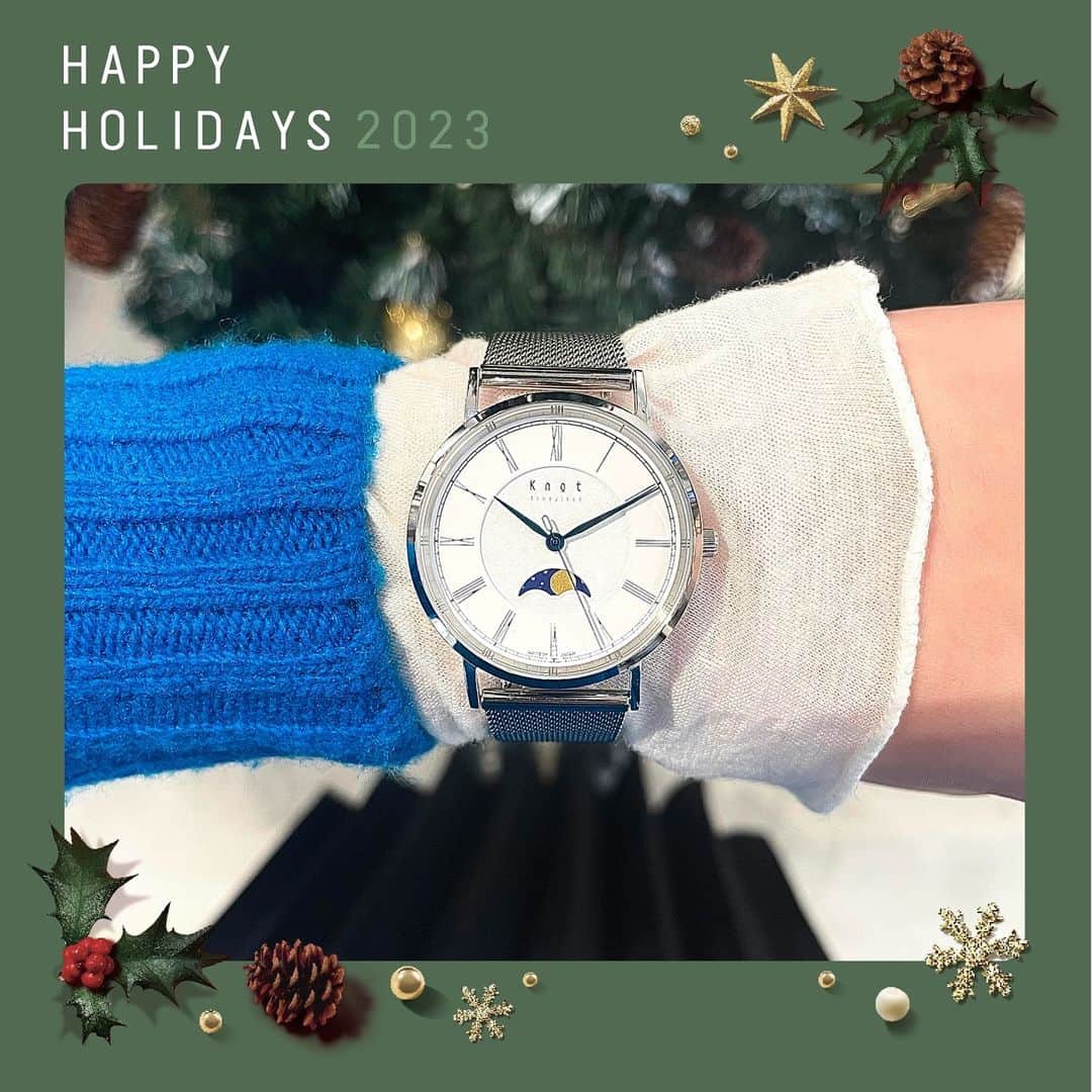 Maker's Watch Knotさんのインスタグラム写真 - (Maker's Watch KnotInstagram)「こんにちは、天神ギャラリーショップの山本です。  来週はいよいよクリスマスですね。 ギャラリーショップもツリーやオーナメントを飾ってクリスマス ムード満載です🌲  本日は、knotの大人気モデル「ムーンフェイズ🌙」を使ってカスタムしてみました。 クラシックな文字板でどんなストラップとも合わせやすく、サイズ展開も2種類あるためペアウォッチとしても大人気です⭐️ 今回はムーンフェイズが映えるようにステンレスのシンプルなストラップをカスタムしてみました。  ほかにもカラー・サイズ展開豊富にございますので、是非店頭にてお試しください。 また、期間限定でお得なセット割、ペア割も実施中です！ 皆様のご来店、お待ちしております。  時計:クラシックムーンフェイズ（CMP-34SVWH1） ストラップ:メッシュステンレス（MS-18SVSV）  #knotwatch #watch #wristwatch #japan #madeinjapan #時計#腕時計#国産時計#日本製#カスタムオーダー#福岡 #天神 #クリスマスプレゼント #ペアウォッチ #fukuoka #tenjin#손목시계 #맞춤형 #오모테산도 #手表#定制」12月16日 10時32分 - makers_watch_knot
