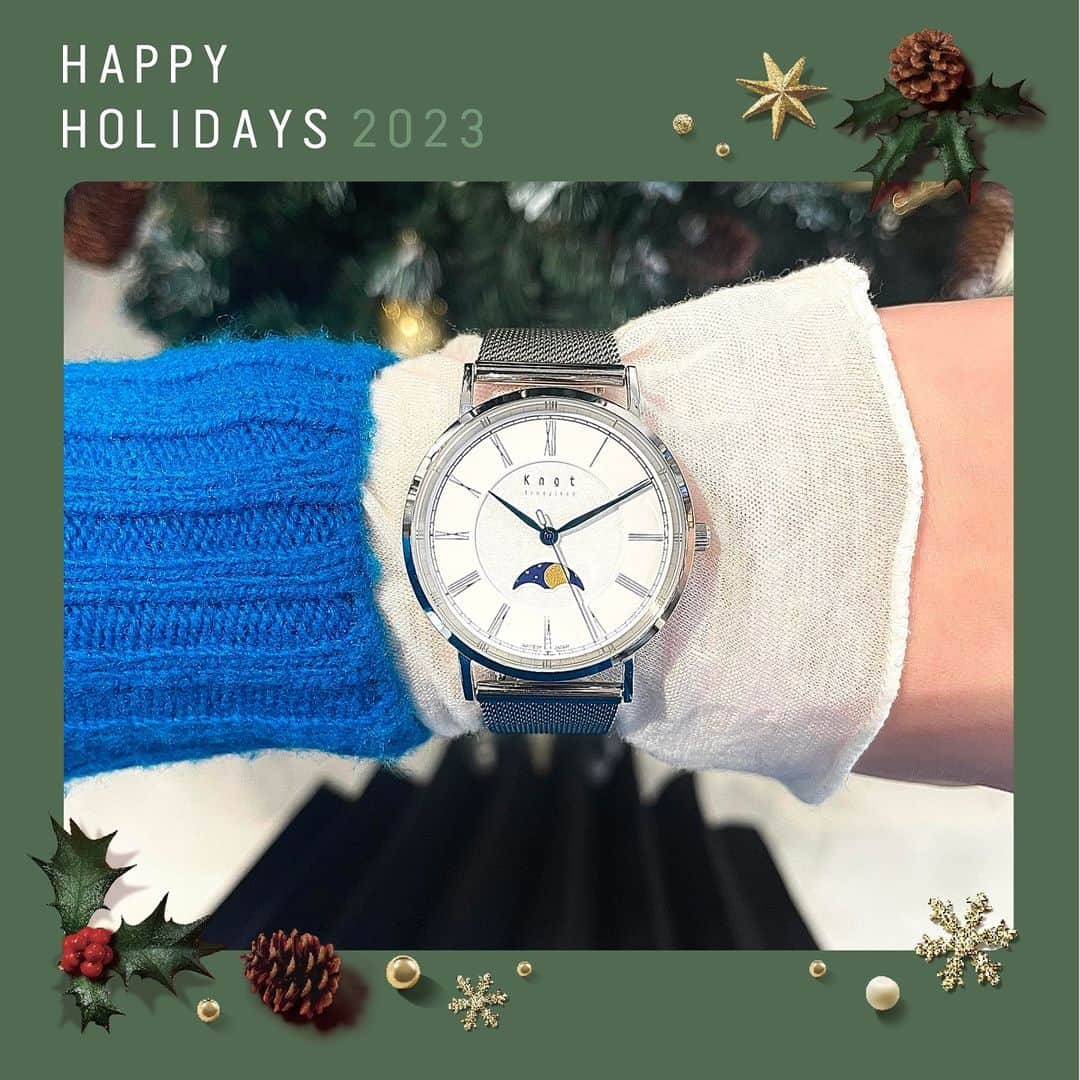 Maker's Watch Knotのインスタグラム：「こんにちは、天神ギャラリーショップの山本です。  来週はいよいよクリスマスですね。 ギャラリーショップもツリーやオーナメントを飾ってクリスマス ムード満載です🌲  本日は、knotの大人気モデル「ムーンフェイズ🌙」を使ってカスタムしてみました。 クラシックな文字板でどんなストラップとも合わせやすく、サイズ展開も2種類あるためペアウォッチとしても大人気です⭐️ 今回はムーンフェイズが映えるようにステンレスのシンプルなストラップをカスタムしてみました。  ほかにもカラー・サイズ展開豊富にございますので、是非店頭にてお試しください。 また、期間限定でお得なセット割、ペア割も実施中です！ 皆様のご来店、お待ちしております。  時計:クラシックムーンフェイズ（CMP-34SVWH1） ストラップ:メッシュステンレス（MS-18SVSV）  #knotwatch #watch #wristwatch #japan #madeinjapan #時計#腕時計#国産時計#日本製#カスタムオーダー#福岡 #天神 #クリスマスプレゼント #ペアウォッチ #fukuoka #tenjin#손목시계 #맞춤형 #오모테산도 #手表#定制」