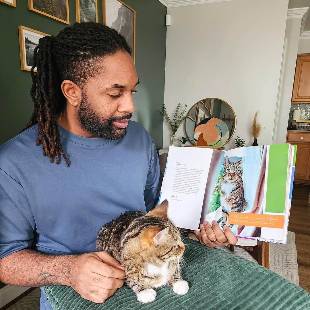 Cats of Instagramさんのインスタグラム写真 - (Cats of InstagramInstagram)「Exciting News! @PurinaCatChow’s 60 Stories book is out now, and you have to check out @abdulscats special story, featured on page 10! 🐾 Cuddle up with your furry friend and dive into the heartwarming tales of cats and their owners, showcasing the incredible bonds we share. To grab your copy or learn more about how Cat Chow is fostering these connections, visit catchow.com/60years.   From now to 12/31, Purina is donating 100% of proceeds to Pet Partners and their ‘Read with Me’ Program, helping kids build literacy skills as they read to pets. I can’t think of a better gift than one that gives twice!    #catchowpartner #sponsored #Purina60Stories #CatChow #PetPartners #cats #catstories #catfood #catsofig #catdad」12月16日 10時53分 - cats_of_instagram