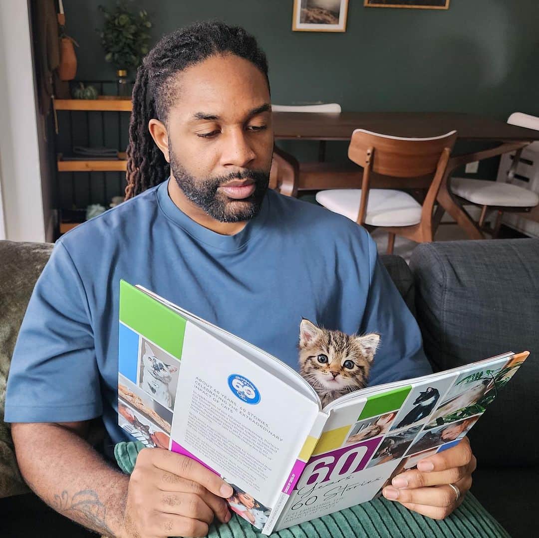 Cats of Instagramのインスタグラム：「Exciting News! @PurinaCatChow’s 60 Stories book is out now, and you have to check out @abdulscats special story, featured on page 10! 🐾 Cuddle up with your furry friend and dive into the heartwarming tales of cats and their owners, showcasing the incredible bonds we share. To grab your copy or learn more about how Cat Chow is fostering these connections, visit catchow.com/60years.   From now to 12/31, Purina is donating 100% of proceeds to Pet Partners and their ‘Read with Me’ Program, helping kids build literacy skills as they read to pets. I can’t think of a better gift than one that gives twice!    #catchowpartner #sponsored #Purina60Stories #CatChow #PetPartners #cats #catstories #catfood #catsofig #catdad」