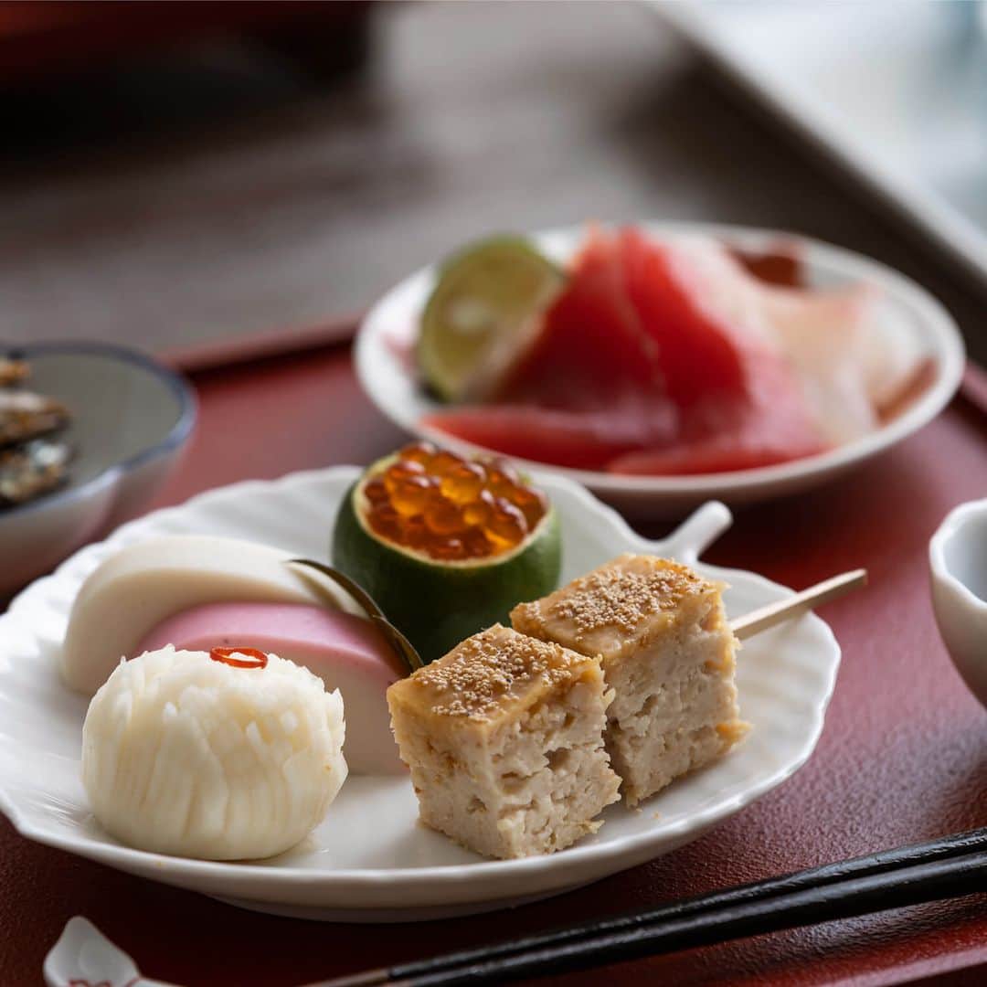 栗原はるみ「ゆとりの空間 」さんのインスタグラム写真 - (栗原はるみ「ゆとりの空間 」Instagram)「. ＼お正月の食卓を楽しんで／ 「続けていきたい、おせち作り」  お正月の食卓を彩るおせち料理。 年に一度、日本の伝統の食卓を楽しむのは お正月ならではです。  ハードルが高いと思われがちですが、 ふだんの料理を作るように、好きな料理や 作りやすい基本の1～2品からスタートすると、 挑戦しやすくおすすめ。  作る品数に合わせて、 どんな盛りつけやしつらえにするかを 考えるのも楽しいです。  毎年少しずつ品数を増やしながら、 器や盛りつけを楽しんで、 おせち料理を作り続けていきましょう。  --- 笹 三段重 [33,000円（税込）] （品番：W23A030631090）  笹 蓋つき椀 [6,600円（税込）] （品番：W23A031611090）  山中塗 足つき膳 [33,000円（税込）] （品番：W23A034651050）  みずき トレー 中 [1,320円（税込）] （品番：K14A233031013）  波佐見焼 小皿 梅 [1,100円（税込）] （品番：K23A043021090）  有田焼 木瓜小鉢 呉須 [1,540円（税込）] （品番：K23A048072090）  輪花 ミニカップ [660円（税込）] （品番：K15S076161014）  越前塗 刷毛目塗り分け箸 黒 [2,860円（税込）] （品番：W23A022502080）  信楽焼 煮物平鉢 刷毛目 [4,950円（税込）] （品番：K23A011081180）  有田焼 花型小鉢 白 [1,760円（税込）] （品番：K22A117072011） ---  詳しくはプロフィールのリンクから @yutorino_kukan  #新商品 #食器 #器 #調理道具 #調理器具 #お正月 #お正月料理 #正月 #お正月テーブルコーディネート #おせち料理 #お節 #おせち作り #器のある暮らし #丁寧な暮らし #ゆとりの空間 #オンラインショップ #栗原はるみ #yutorino_kukan #yutorinokukan #sharewithkuriharaharumi」12月16日 11時03分 - yutorino_kukan