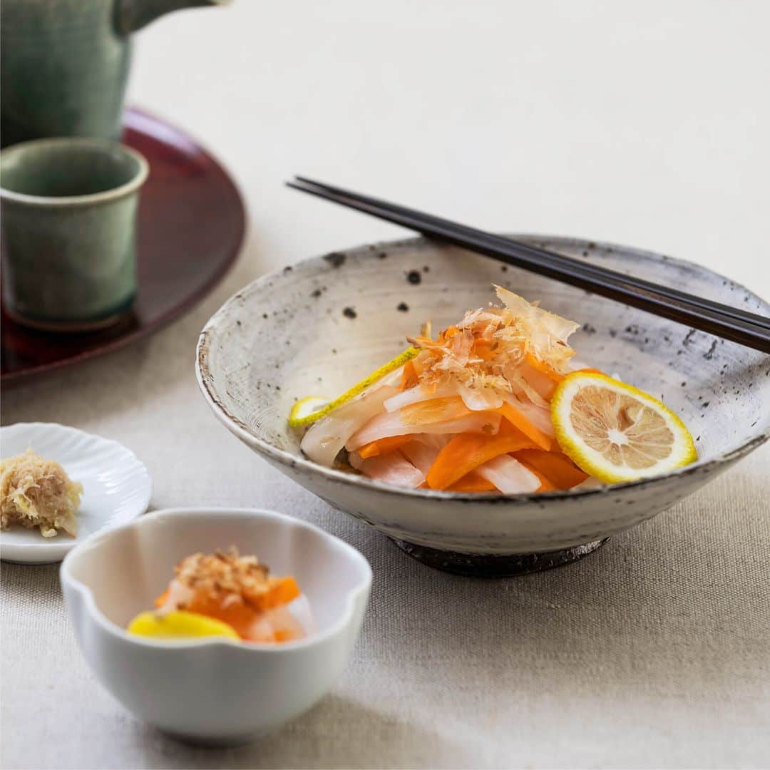 栗原はるみ「ゆとりの空間 」さんのインスタグラム写真 - (栗原はるみ「ゆとりの空間 」Instagram)「. ＼お正月の食卓を楽しんで／ 「続けていきたい、おせち作り」  お正月の食卓を彩るおせち料理。 年に一度、日本の伝統の食卓を楽しむのは お正月ならではです。  ハードルが高いと思われがちですが、 ふだんの料理を作るように、好きな料理や 作りやすい基本の1～2品からスタートすると、 挑戦しやすくおすすめ。  作る品数に合わせて、 どんな盛りつけやしつらえにするかを 考えるのも楽しいです。  毎年少しずつ品数を増やしながら、 器や盛りつけを楽しんで、 おせち料理を作り続けていきましょう。  --- 笹 三段重 [33,000円（税込）] （品番：W23A030631090）  笹 蓋つき椀 [6,600円（税込）] （品番：W23A031611090）  山中塗 足つき膳 [33,000円（税込）] （品番：W23A034651050）  みずき トレー 中 [1,320円（税込）] （品番：K14A233031013）  波佐見焼 小皿 梅 [1,100円（税込）] （品番：K23A043021090）  有田焼 木瓜小鉢 呉須 [1,540円（税込）] （品番：K23A048072090）  輪花 ミニカップ [660円（税込）] （品番：K15S076161014）  越前塗 刷毛目塗り分け箸 黒 [2,860円（税込）] （品番：W23A022502080）  信楽焼 煮物平鉢 刷毛目 [4,950円（税込）] （品番：K23A011081180）  有田焼 花型小鉢 白 [1,760円（税込）] （品番：K22A117072011） ---  詳しくはプロフィールのリンクから @yutorino_kukan  #新商品 #食器 #器 #調理道具 #調理器具 #お正月 #お正月料理 #正月 #お正月テーブルコーディネート #おせち料理 #お節 #おせち作り #器のある暮らし #丁寧な暮らし #ゆとりの空間 #オンラインショップ #栗原はるみ #yutorino_kukan #yutorinokukan #sharewithkuriharaharumi」12月16日 11時03分 - yutorino_kukan