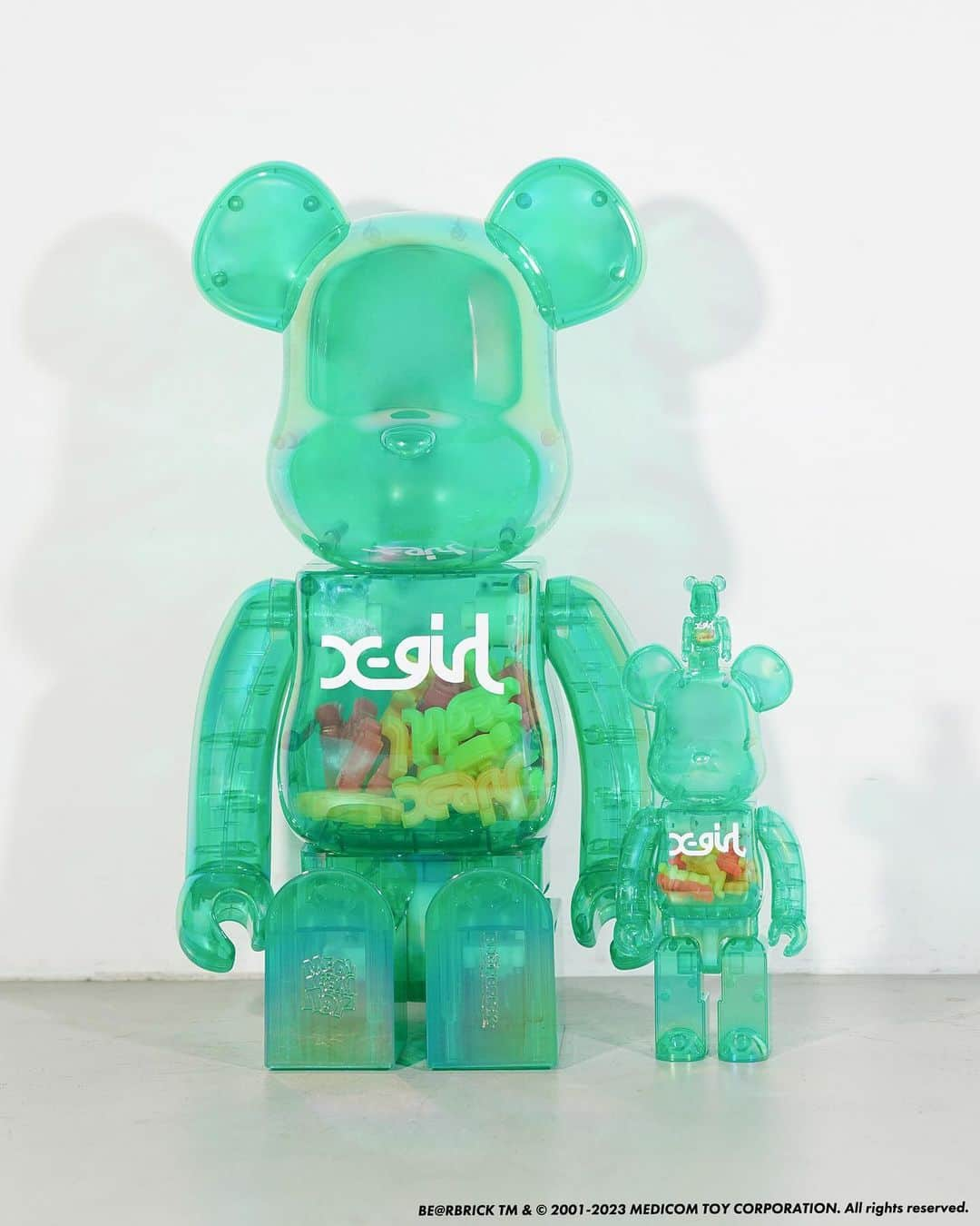 X-girlさんのインスタグラム写真 - (X-girlInstagram)「． 【 X-girl × BE@RBRICK 】  トイメーカー「MEDICOM TOY」の「BE@RBRICK」とのコラボレーションアイテムを12/16(土)より発売。  ▪️BE@RBRICK X-girl CLEAR GREEN Ver. 1000% ¥74,800(税込) ▪️BE@RBRICK X-girl CLEAR GREEN Ver. 100% & 400% ¥17,600(税込)  ＜発売日＞ 12/16(土) ＜販売店舗＞ オフィシャルオンラインストアcalif、X-girl store、X-girl大阪、メディコム・トイ直営店舗及びオンラインストア各店 ※販売方法の詳細はオフィシャルホームページにてご確認ください。  ＜BE@RBRICK(ベアブリック)＞ 世界中で愛されているテディベアが生誕100年目を迎えた2001年、“デジタルなイメージのテディベアを作る”をコンセプトで誕生。本体を構成する基本となる9つのパーツ(頭・腕・手首・胴体・腰・足)以外には何も付け加えず、原則「プリントだけでデザインする」というルールで作られています。誕生以来、国内外のアーティスト、ブランド、テレビ、アニメ、映画、企業との様々なコラボレーションを果たしている。  #xgirl #xgirljp #エックスガール #BEARBRICK #ベアブリック #medicomtoy #メディコムトイ」12月16日 11時00分 - xgirljp