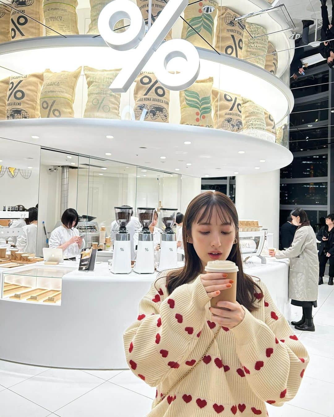 團遥香さんのインスタグラム写真 - (團遥香Instagram)「かわいいカフェ探すの大好き。☺︎ カフェに行くとまったりか、、ひたすらお喋り😂 話すことっていつまでも絶えない...笑  ハートのニットも今年お気に入りアイテム❤️ @arabica.tokyo」12月16日 11時02分 - haruka_dan_official