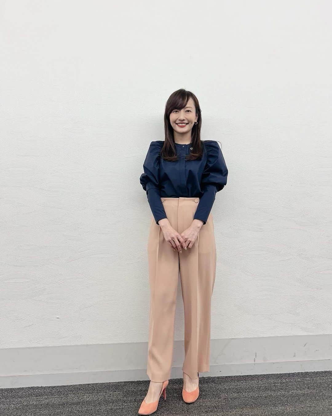 島本真衣さんのインスタグラム写真 - (島本真衣Instagram)「今日正午からは『中居正広のキャスターな会』。  昨日の大谷翔平選手の入団会見を元に、ドジャースで大谷選手と同じ背番号17をつけてプレーされていた石井一久さんが、チームの魅力、ロサンゼルスでの生活等についてたっぷりお話してくれます。  年末の大掃除をされる方必見‼︎簡単テクニックもご紹介します♪ ぜひぜひご覧ください🎤  #中居正広のキャスターな会 #野球 #mlb #大谷翔平 選手 #解説 #石井一久 さん #掃除 #簡単テクニック  #島本真衣 #衣装 #ブラウス @newans.official   #パンツ @beigecomma  @ow_pressroom   #ピアス #リング @bellesiora_official   #パンプス @kanematsu_official」12月16日 11時04分 - mai_shimamoto_ex
