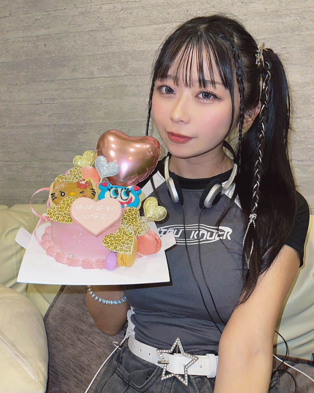 蒼猫いなさんのインスタグラム写真 - (蒼猫いなInstagram)「めちゃかわケーキ🎂(*≧з≦)💗💗でお祝いしてもろた🤩 . . . #y3k #y2k #y2kstyle #y2kfashion #angelblue #ナカムラくん #ナルミヤ #キティちゃん #キティ #誕生日ケーキ . . . . #グラビアモデル #グラビアアイドル #グラビア撮影 #ビキニ #プール #プール撮影会 #蒼猫いな #海 #shein #ビキニ女子  #韓国コーデ #韓国ヘア #モデル撮影 #撮影モデル #韓国ファッション #페션스타그램  #ootd #野球好き #チャックテイラー #chucktaylor」12月16日 11時10分 - inacoscos