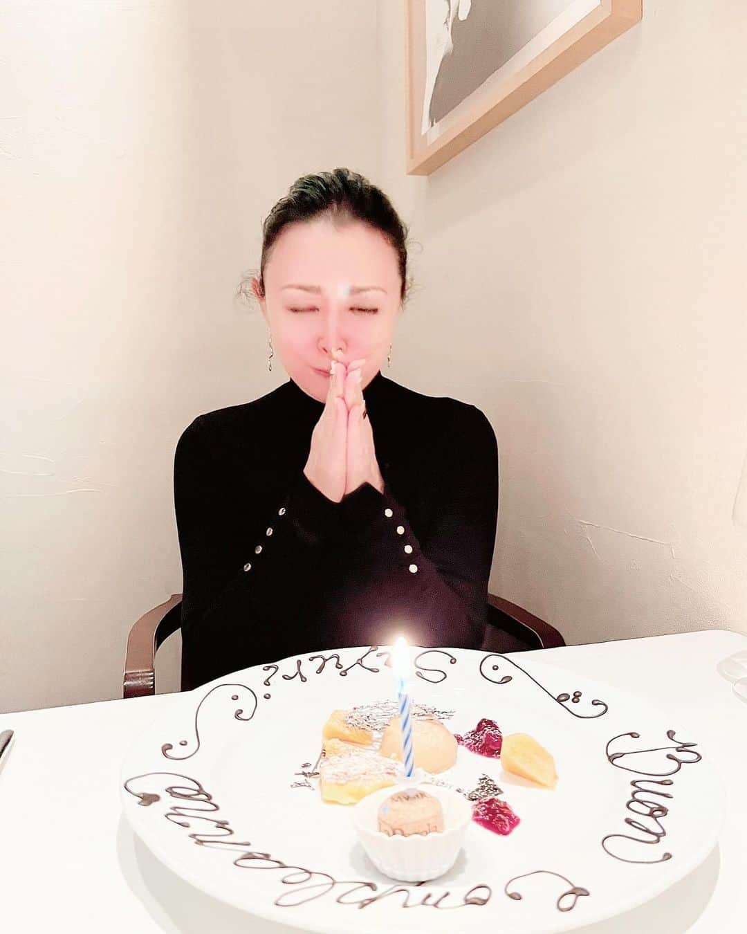 国生さゆりのインスタグラム：「ひと足早いお誕生日ディナー✨🎂✨✨完全なサプライズ✨😭✨✨  #誕生日プレート  #happy  #happybirthday  #お誕生日  #幸せ時間」