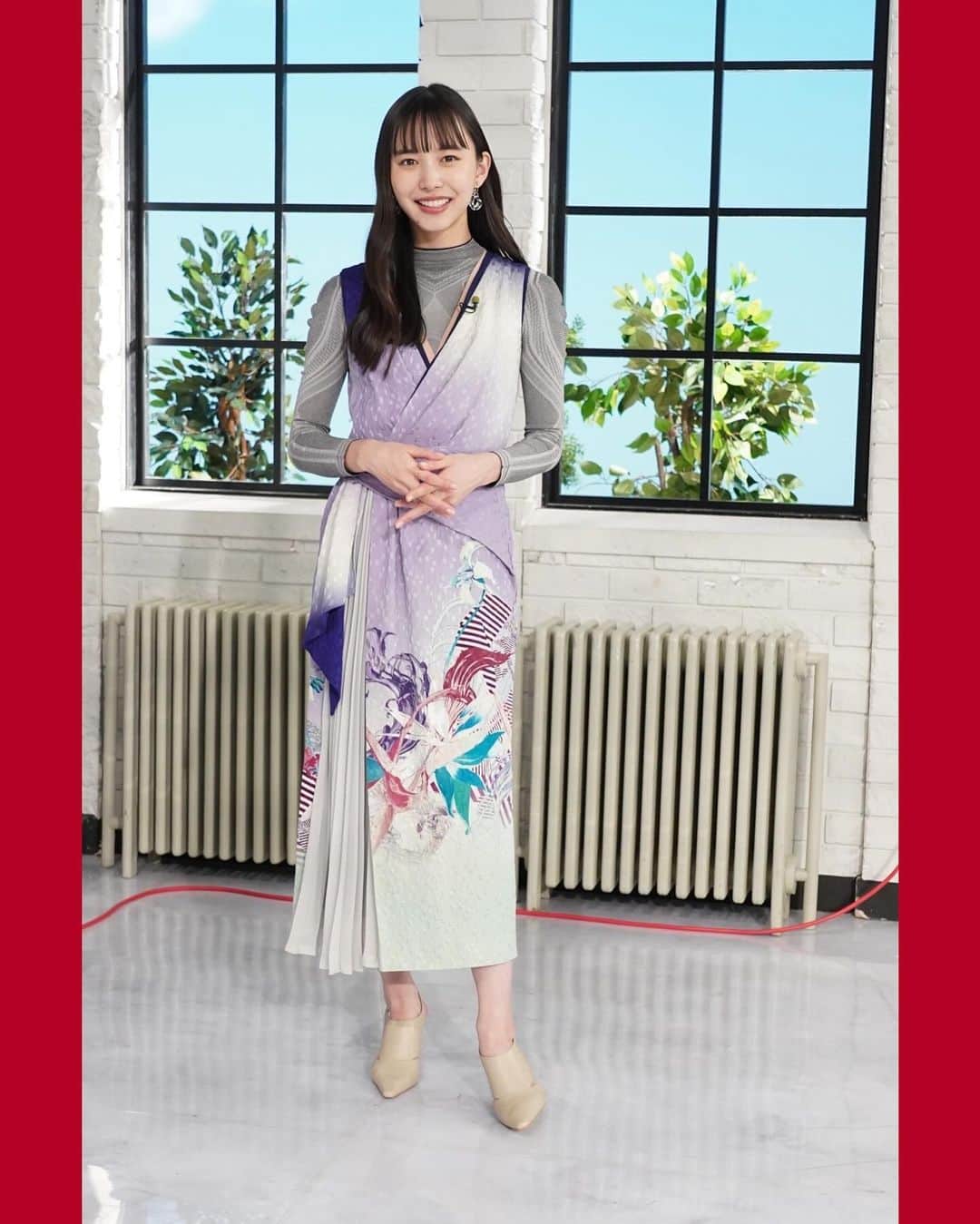 日本テレビ「おしゃれイズム」のインスタグラム：「井桁弘恵のおしゃれチェック😍 2023年12月10日放送分  #石川さゆり さんをお迎えしての #おしゃれクリップ いかがでしたか？👘  さゆりさんといえば素敵なお着物！というイメージでしたが、 今回はなんと私物のブラックドレスでご登場💓  というわけで一方のいげちゃんは一瞬、着物？と思うような和テイストのドレス✨ 裾のデザインなども綺麗で、こんなドレスがあるんだーと何度もじっと見てしまいました☺️  大好評！スタイリストさんからのコメントもご紹介します📝  -----  今回のゲストはなんとっ‼️日本の宝🗾石川さゆりさん✨  石川さゆりさん。石川さゆりさん‼️ どんな衣装でお迎えしよう、、。🤔 と。いろいろと探していたところ💨  出会っちゃいました🥰ぴったりな‼️ このドレス👗💕見つけた瞬間「このこだあー❣️」と嬉しくなりました😋  @somarta_official の着物ドレス👘 友禅プリントのお着物の様なドレスです👗👘 京都の老舗友禅染の千總によるシルク格子織りに✨手書き箔友禅✨京刺繍✨ なんとっ贅沢な👏👏👏丁寧に作られた🤲 和装と洋装のいいところが集まった1着です✨✨ お着物をもっと日常に近くに感じてほしい👘💕という想いが込められています🥰  いげちゃんにはお着物みたいに重ね着を👘✨ カシュクールのインナーを衿元からちらっと見せて😋マイクの風防はグリーン🫛 半衿や重ね衿で色を差す様に👘首元で色遊びをしてみました🎨  新しい事にどんどん挑戦されて楽しんでいらっしゃる石川さゆりさん✨✨ ファッションも❤️ 守って行きたい日本の文化も取り入れて👘💕一緒に変化を楽しんで行きたいですね🗾  -----  MCのおしゃれにも今後ぜひ注目してみてくださいね💁‍♀️  #おしゃれクリップ #井桁弘恵 #ファッション #ファッションコーデ #ootd #fashion」