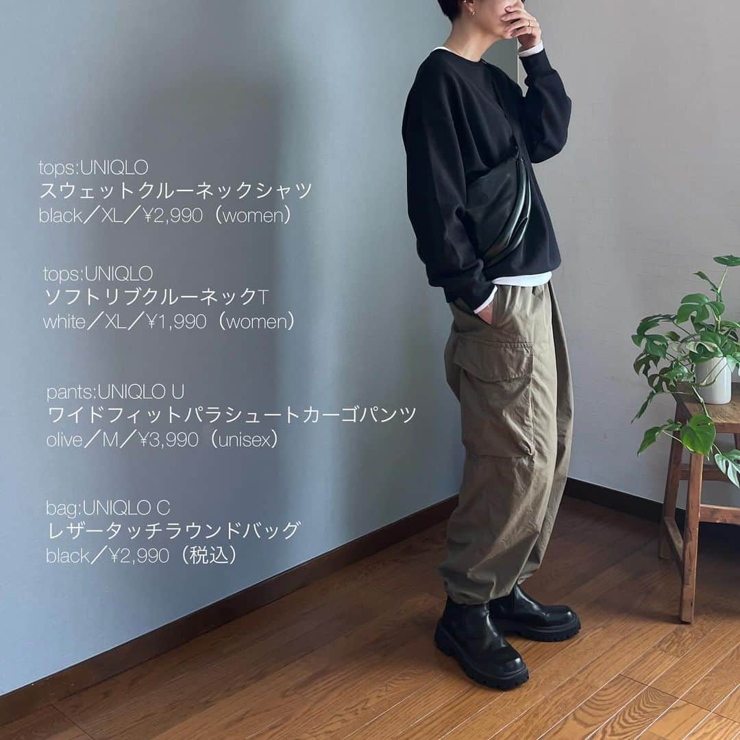 ak_m1120さんのインスタグラム写真 - (ak_m1120Instagram)「高身長さんに推せます💪 @ak_m1120 ←171cm43歳2児の母💁🏼‍♀️  UNIQLOレディースの新作スウェット スウェットはメンズものを買うことが多いですが このスウェットは推せます💪 . . . 丸みのあるコクーンシルエット 袖周りはゆとりがありつつ 袖口のリブがしっかりしているので 腕まくりをするとたぷっと可愛いシルエットに♡ . . . 裾も長すぎないのでボリュームのある カーゴパンツに合わせてもバランスが良いです🙆‍♀️ インナーにはソフトリブクルーネックシャツがオススメ . . . 上下ブラックにする時は 少量のホワイトを散りばめるとお洒落見えします♡ 私はブラックのXLを着ています！ サイズ感など参考になれば嬉しいです🥺 . . . tops:UNIQLO スウェットクルーネックシャツ black／XL／¥2,990（women）  ____________________________ ◎ @ak_m1120 ☞ 　高身長ママのユニクロアイテム着レポ 　着回しコーデなど投稿しています♡ 　171cm／骨格ウェーブ  ◎WEARISTA みー 　over 70,000 followers 　WEARにて mememe1120で検索🔎  ◎ユニクロGU公式アプリ公認インフルエンサー  　StyleHinter みー ak_m1120で検索🔎  ____________________________   #uniqlo #uniqloコーデ  #uniqlo購入品 #プチプラファッション  #ママコーデ #ママファッション #上下ユニクロ部 #ユニクロ #スウェットクルーネックシャツ #スウェットコーデ #uniqlo新作」12月16日 16時48分 - ak_m1120