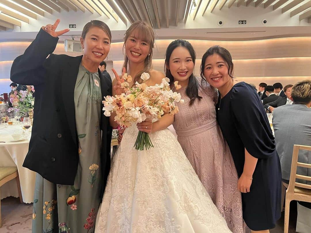 上田桃子さんのインスタグラム写真 - (上田桃子Instagram)「今日は彩夏の結婚式💒でした🩷  初めて会った時はまだ小学生で、人懐っこくて可愛い彩夏が、 いつの間にかこんな素敵な式に呼んでくれるとは…♡  本当に綺麗で、スタイル抜群だったよー☺️🩷🩷🩷  @kyohei_yoshino5  これから彩夏の事沢山笑わせて幸せにしてあげてください☺︎‼️」12月16日 16時48分 - momoko3030