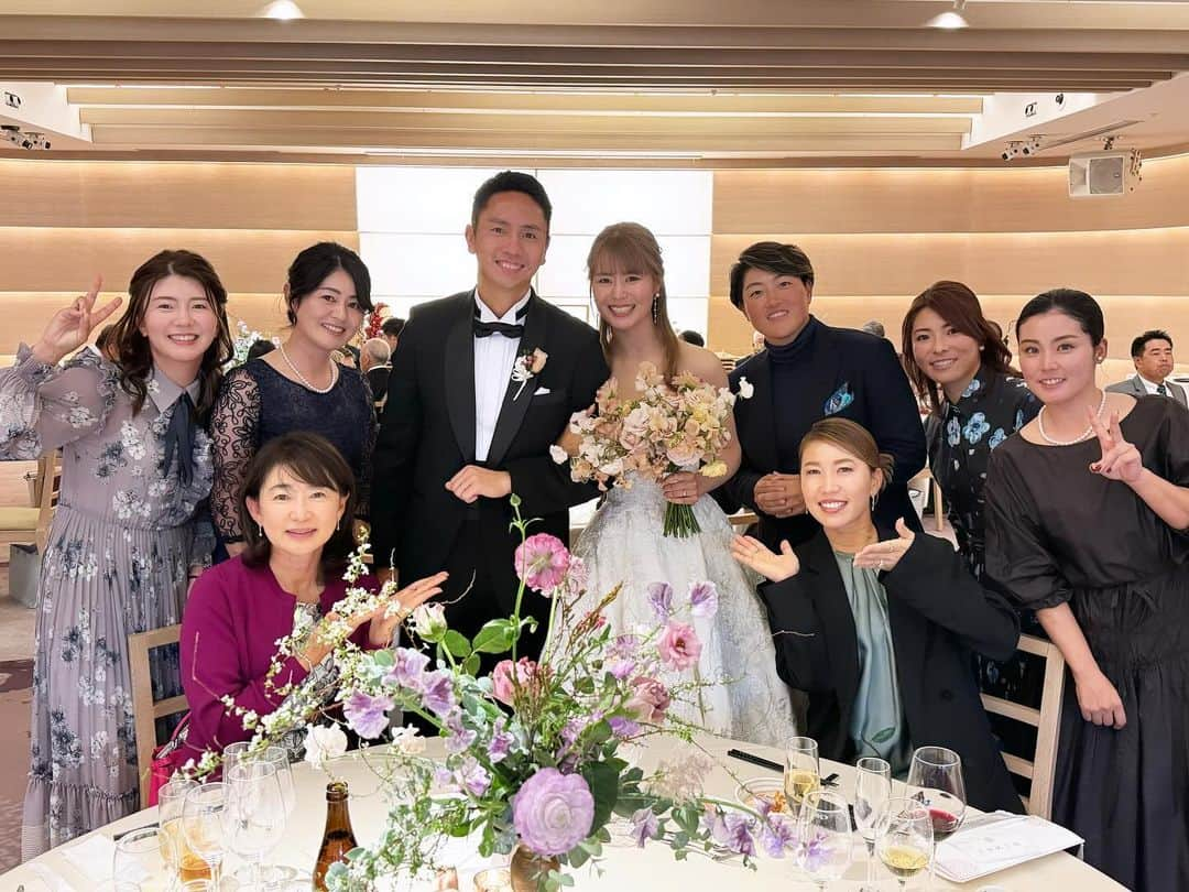 上田桃子さんのインスタグラム写真 - (上田桃子Instagram)「今日は彩夏の結婚式💒でした🩷  初めて会った時はまだ小学生で、人懐っこくて可愛い彩夏が、 いつの間にかこんな素敵な式に呼んでくれるとは…♡  本当に綺麗で、スタイル抜群だったよー☺️🩷🩷🩷  @kyohei_yoshino5  これから彩夏の事沢山笑わせて幸せにしてあげてください☺︎‼️」12月16日 16時48分 - momoko3030