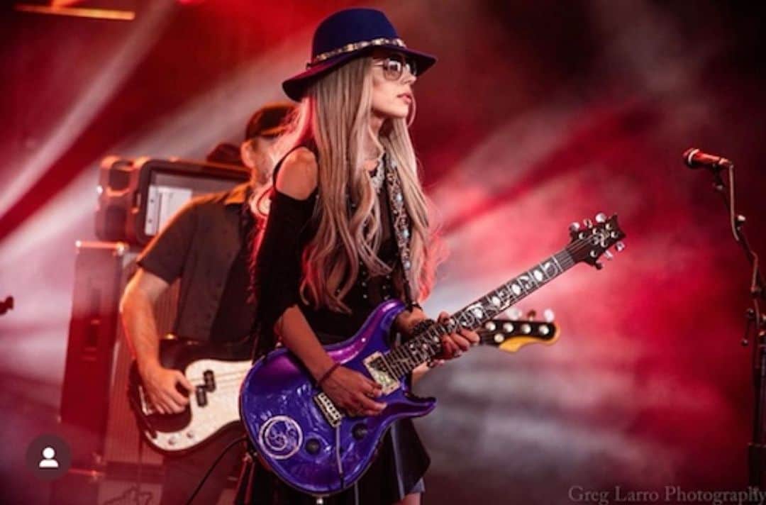 オリアンティのインスタグラム：「Head over to orianthi.me for tickets to upcoming shows !! Can’t wait ☮️💜」
