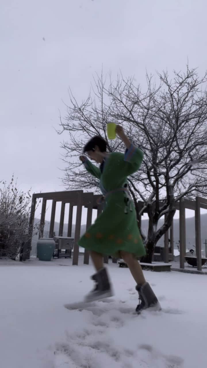 ピョン･ジョンスのインスタグラム：「시원하게 눈이 오네 ! ☃️☃️☃️☃️☃️☃️☃️ 우리집 강아지 마냥 넘 좋은데요?  🐶🐶🐶🐶🐶🐶🐶 발자국 내가 먼저 남겨야지  에스키모부츠 없으면 어쪌뻔 맨발에 깡충깡충! 아우 따뜻해 🌬️ 크리스마스 다가오니 이제가 겨울같네  #2024 coming soon 입니다  #2023 좋았던 분들과 사랑나눠야해요  아픈과거 짜증났던더 싹 !버리고 시작합시다   좋은거 나눌 시간도 부족해요 !  감정은 표현 해야해요」