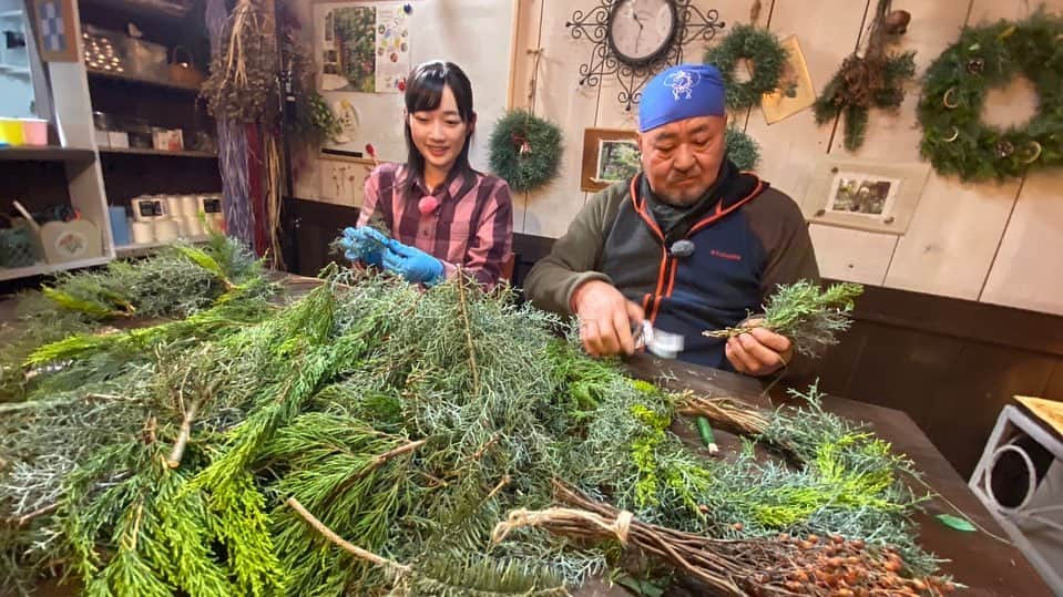 松本亜美さんのインスタグラム写真 - (松本亜美Instagram)「きょうの新潟一番！ 自然派では遠藤さんと共に自然派流クリスマスリース作りにチャレンジしました🎄  種類豊富な木の実や枝を使って自分らしく自由に作ってね♬ と教えていただいたのですが、デザインに悩む悩む…🤔 何をどこに乗せる？形は？数は？悩みすぎて、 まだそこまでしか進んでいないの？！ なんて突っ込まれてしまいました💦  自分だけのクリスマス飾りを作ることができたので嬉しくなりました😊 玄関先に飾っているのですが、爽やかな香りを家中に放ってくれています♬  自然派クッキングはメスティンを使ったお料理を！！ 改めてメスティンは万能だなと思いました✨  #TeNY #テレビ新潟  #夕方ワイド新潟一番  #自然派 #クリスマスリース  #自然派流クリスマスリース #自由な発想 #センスが問われる  #お気に入りの飾り  #遠藤ケイ さん #アナウンサー  #松本亜美」12月18日 19時10分 - ami_matsumoto_teny