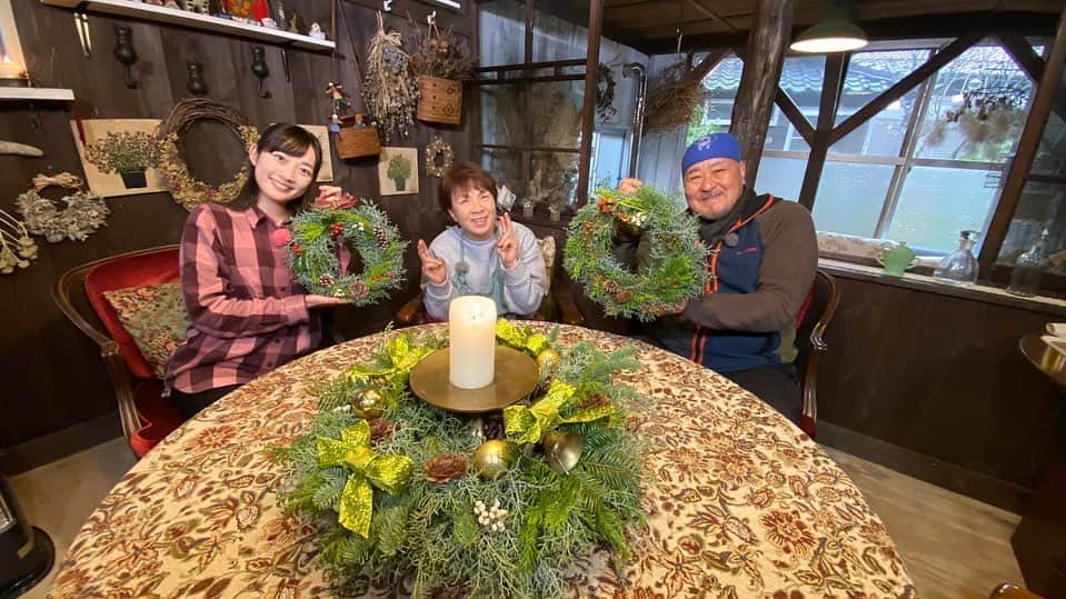 松本亜美さんのインスタグラム写真 - (松本亜美Instagram)「きょうの新潟一番！ 自然派では遠藤さんと共に自然派流クリスマスリース作りにチャレンジしました🎄  種類豊富な木の実や枝を使って自分らしく自由に作ってね♬ と教えていただいたのですが、デザインに悩む悩む…🤔 何をどこに乗せる？形は？数は？悩みすぎて、 まだそこまでしか進んでいないの？！ なんて突っ込まれてしまいました💦  自分だけのクリスマス飾りを作ることができたので嬉しくなりました😊 玄関先に飾っているのですが、爽やかな香りを家中に放ってくれています♬  自然派クッキングはメスティンを使ったお料理を！！ 改めてメスティンは万能だなと思いました✨  #TeNY #テレビ新潟  #夕方ワイド新潟一番  #自然派 #クリスマスリース  #自然派流クリスマスリース #自由な発想 #センスが問われる  #お気に入りの飾り  #遠藤ケイ さん #アナウンサー  #松本亜美」12月18日 19時10分 - ami_matsumoto_teny