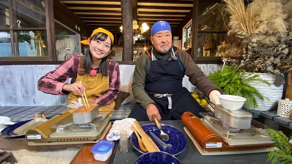 松本亜美さんのインスタグラム写真 - (松本亜美Instagram)「きょうの新潟一番！ 自然派では遠藤さんと共に自然派流クリスマスリース作りにチャレンジしました🎄  種類豊富な木の実や枝を使って自分らしく自由に作ってね♬ と教えていただいたのですが、デザインに悩む悩む…🤔 何をどこに乗せる？形は？数は？悩みすぎて、 まだそこまでしか進んでいないの？！ なんて突っ込まれてしまいました💦  自分だけのクリスマス飾りを作ることができたので嬉しくなりました😊 玄関先に飾っているのですが、爽やかな香りを家中に放ってくれています♬  自然派クッキングはメスティンを使ったお料理を！！ 改めてメスティンは万能だなと思いました✨  #TeNY #テレビ新潟  #夕方ワイド新潟一番  #自然派 #クリスマスリース  #自然派流クリスマスリース #自由な発想 #センスが問われる  #お気に入りの飾り  #遠藤ケイ さん #アナウンサー  #松本亜美」12月18日 19時10分 - ami_matsumoto_teny