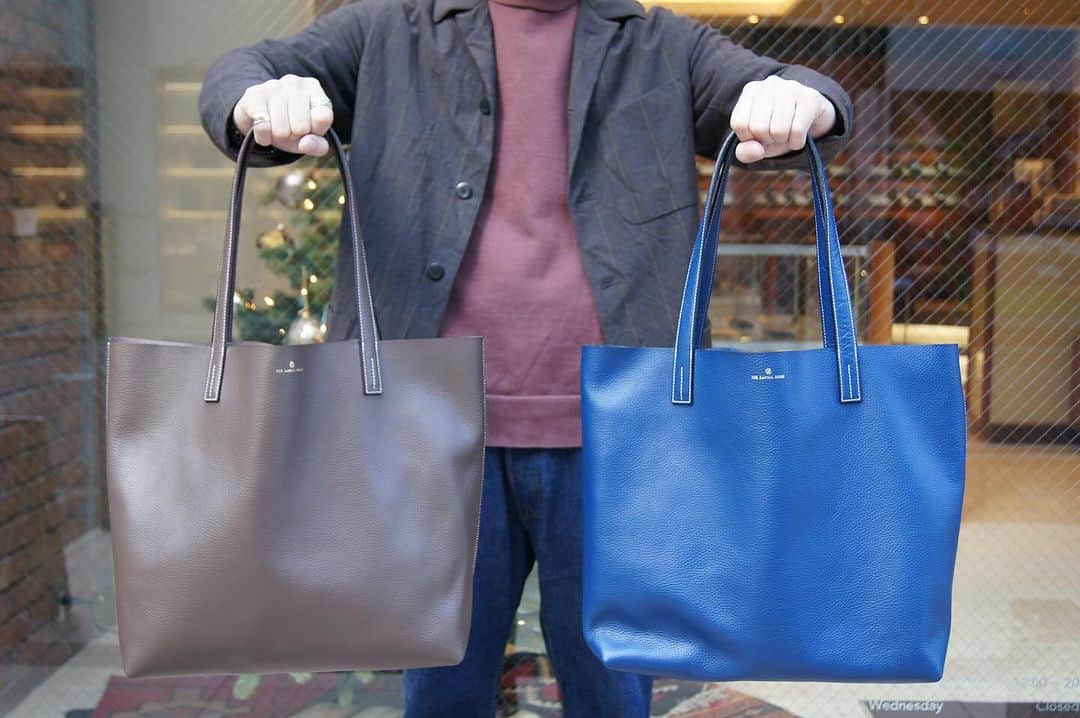 ラコタハウスのインスタグラム：「THE LAKOTA HOUSE ORIGINAL TOTE BAG  LHS-001 MATERIAL：牛革  COLOR：OAK, COBALT BLUE  #alden #aldenshoes #thelakotahouse #totebag #オールデン #ラコタハウス #トートバッグ」