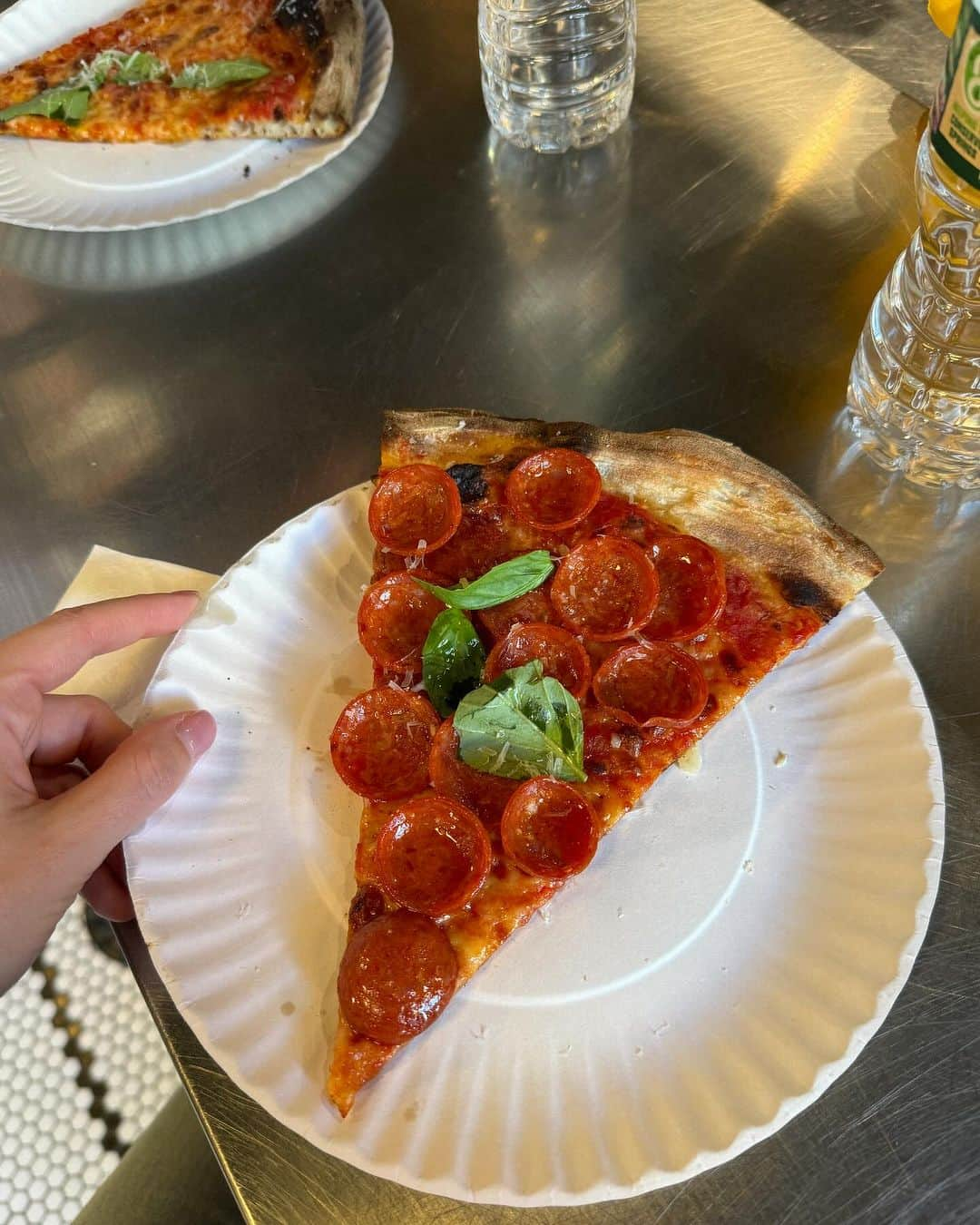 Estée Lalondeさんのインスタグラム写真 - (Estée LalondeInstagram)「So far in New York 🍕」12月16日 11時35分 - esteelalonde