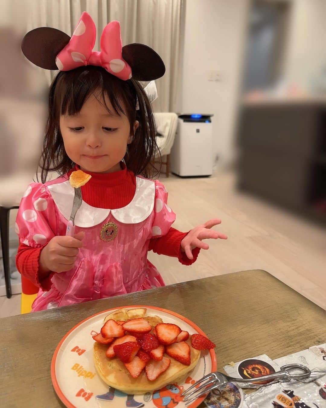 川崎希さんのインスタグラム写真 - (川崎希Instagram)「Minnie Mouse💕  ミニーちゃん大好きで家でも耳つけて コスチューム着てるよ🍓  これはH &Mでこの前sisterが自分で選んでたお洋服🤍  たぶんしばらくずっとこれ着るはず🎀笑  #ミニーちゃん #ミニーちゃんコーデ」12月16日 11時37分 - kawasakinozomi