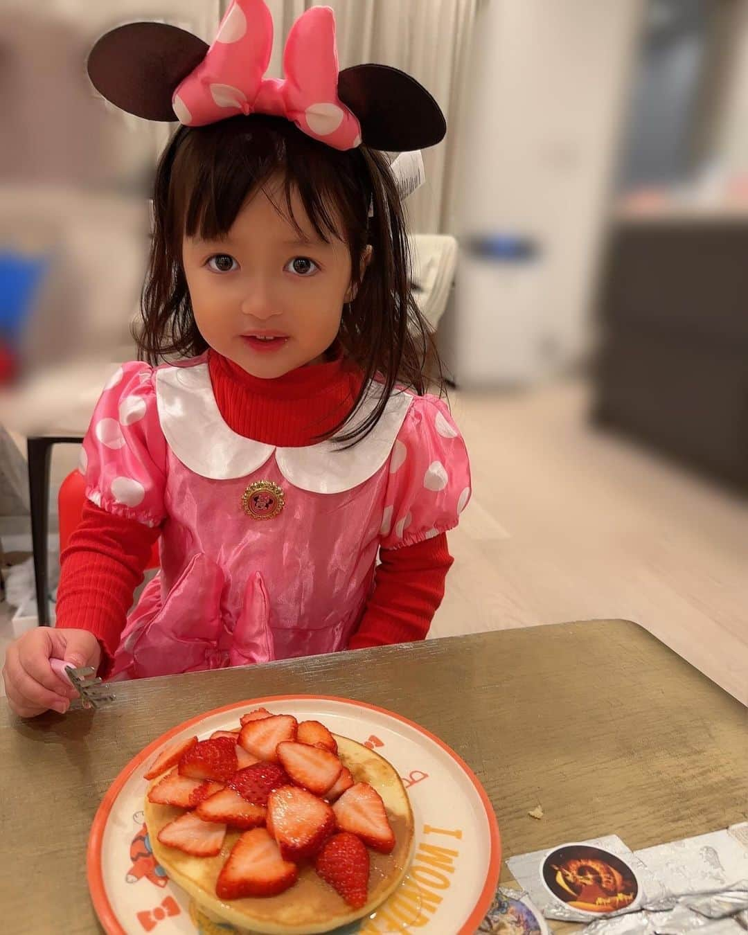 川崎希さんのインスタグラム写真 - (川崎希Instagram)「Minnie Mouse💕  ミニーちゃん大好きで家でも耳つけて コスチューム着てるよ🍓  これはH &Mでこの前sisterが自分で選んでたお洋服🤍  たぶんしばらくずっとこれ着るはず🎀笑  #ミニーちゃん #ミニーちゃんコーデ」12月16日 11時37分 - kawasakinozomi