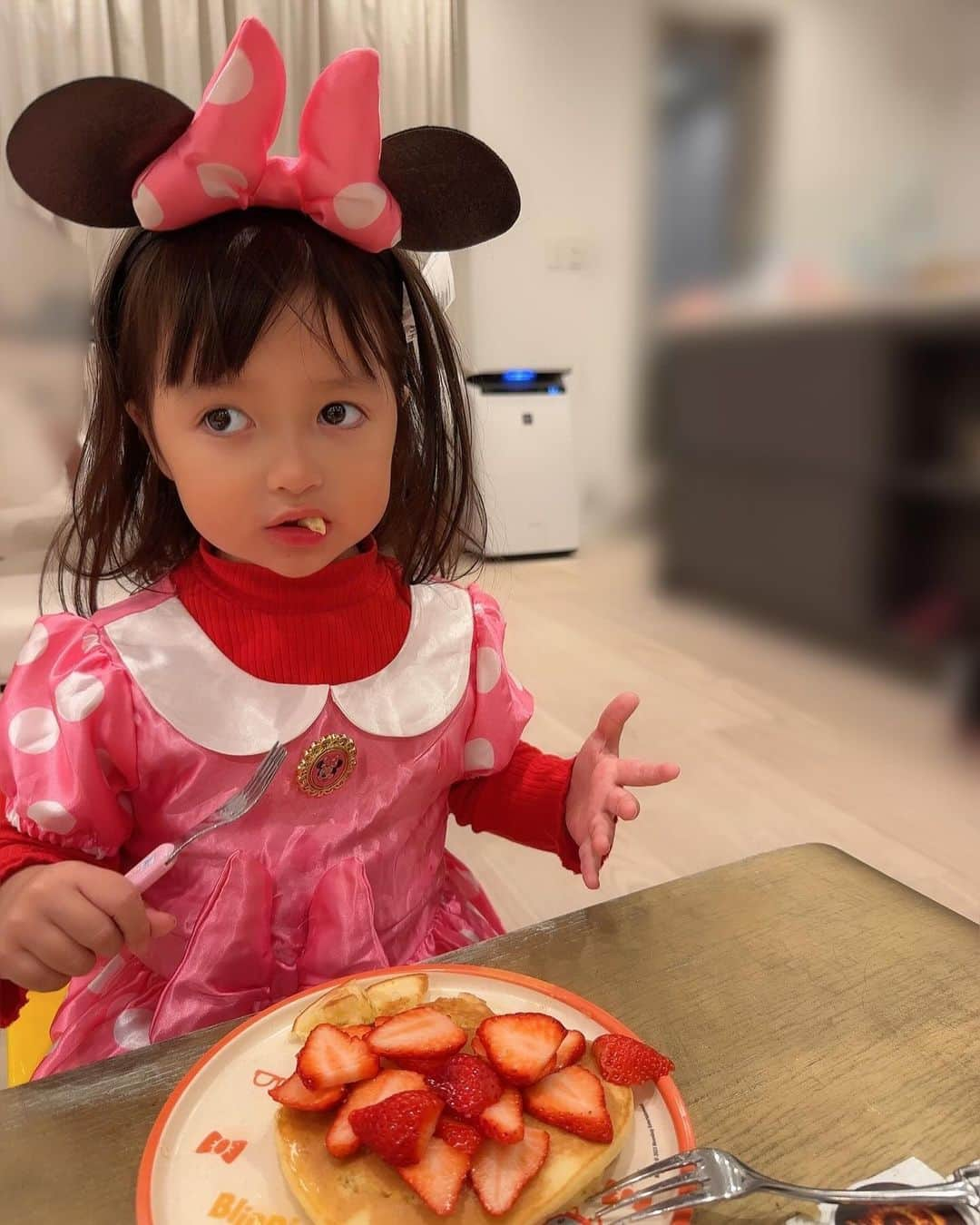 川崎希のインスタグラム：「Minnie Mouse💕  ミニーちゃん大好きで家でも耳つけて コスチューム着てるよ🍓  これはH &Mでこの前sisterが自分で選んでたお洋服🤍  たぶんしばらくずっとこれ着るはず🎀笑  #ミニーちゃん #ミニーちゃんコーデ」