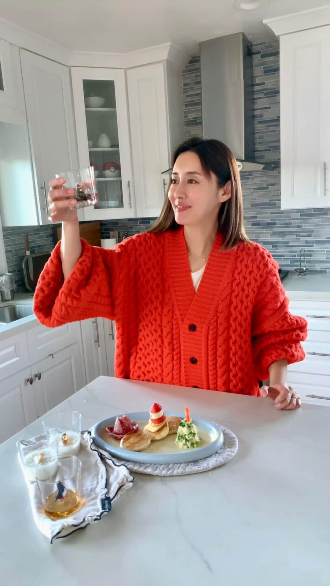 高木りなのインスタグラム：「ずっと欲しかったグラスとプレートが届きました。早速週末のクリスマスブランチを盛ってみました。グラス可愛い…♡私は炭酸水、子供たちはミルク、夫はウィスキー。笑 계속 갖고싶었던 글라스와 플레이트가 도착했어요~ 바로 주말 크리스마스 브런치를 담아봤어요 ㅎㅎ 글라스 참 귀엽다...♡ 내꺼는 탄산수, 애들은 우유, 남편꺼는 위스키 ㅋ @themorethehappier」