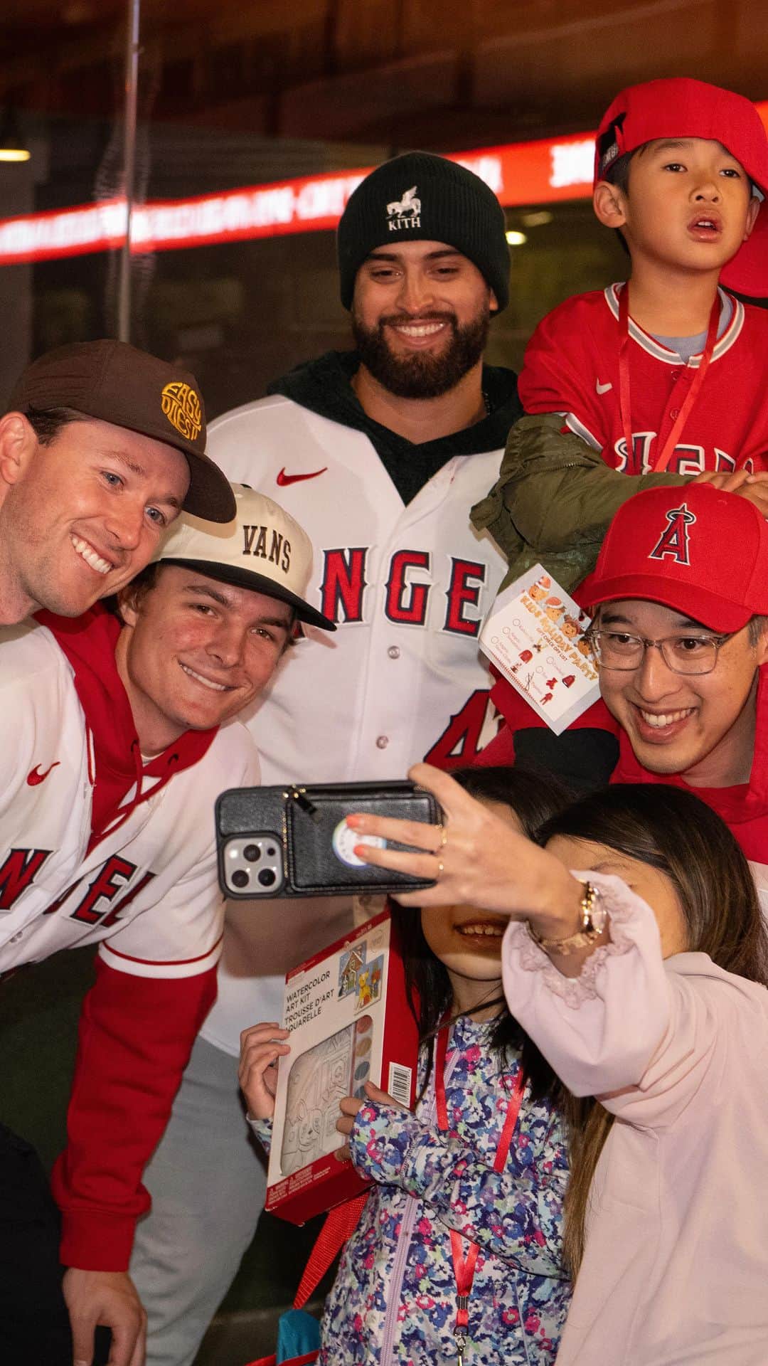 ロサンゼルス・エンゼルス・オブ・アナハイムのインスタグラム：「cookies, toys, Santa, and more! 🎅   @griffcanning & @mickeymoniak interviewed kids at the Angels Baseball Foundation’s Kids Holiday Party!」