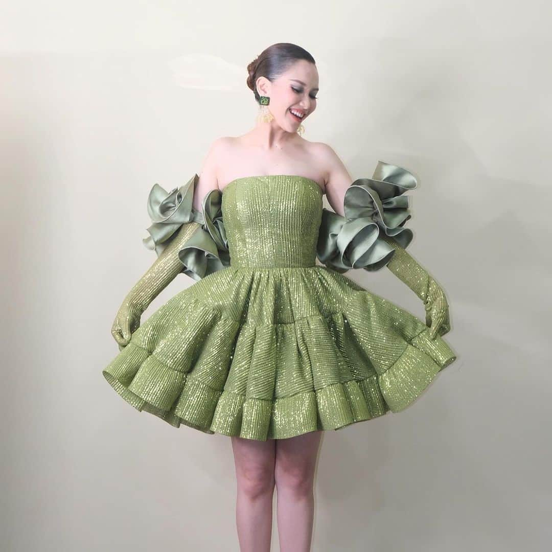 アユ・ティンティンさんのインスタグラム写真 - (アユ・ティンティンInstagram)「HUT TRANSMEDIA 💚 Gown custom @julianto.official  Shoes custom @lathonugraha Earrings @prelstudio Make up @candrazhang Hair @kriznafahrezi  Fashion Stylist @erichalamin Styling Team @muhafiattt」12月16日 11時51分 - ayutingting92