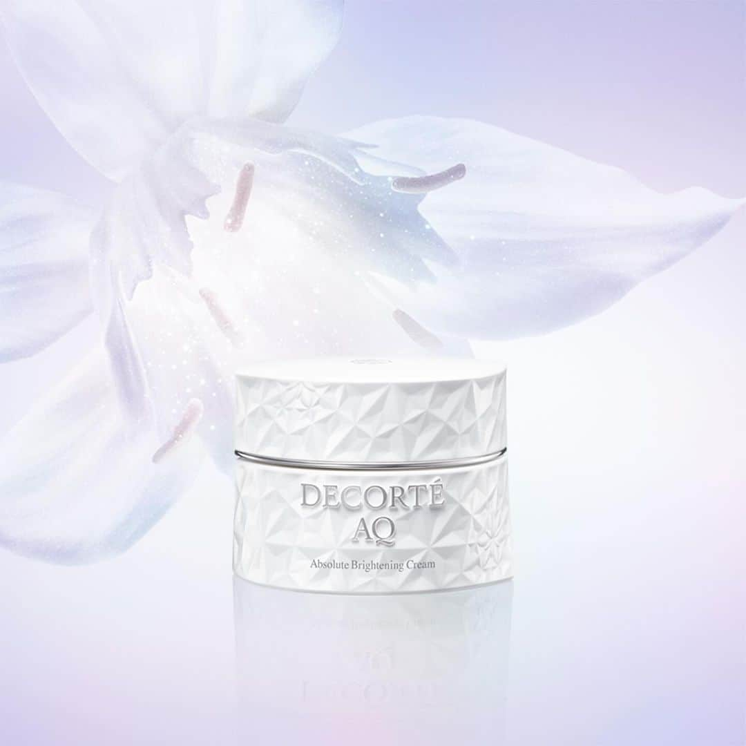 DECORTÉのインスタグラム：「AQ Whitening Cream takes a thorough approach during sleep, guiding the skin to a transparent radiance full of firmness and glow overnight. The melting cream brings deep moisture and tranquility and gently wraps the skin. A lively, bright, and radiant skin awaits you the next morning...  睡眠中にじっくりとアプローチするAQ美白ケアのクリームは、一晩でハリ・ツヤあふれる透明感へと導きます。 とろけるクリームが、深いうるおいとやすらぎをもたらし、肌をいたわるようにみずみずしく包み込む。翌朝おとずれるいきいきとした明るく輝く肌を楽しみに…。  2月16日発売　新商品 AQ アブソリュート クリーム ブライト [医薬部外品]  #aq #aqabsolute #aqアブソリュート#AQアブソリュートブライト  #DECORTEAQ #コスメデコルテ #decorte #スキンケア #skincare」