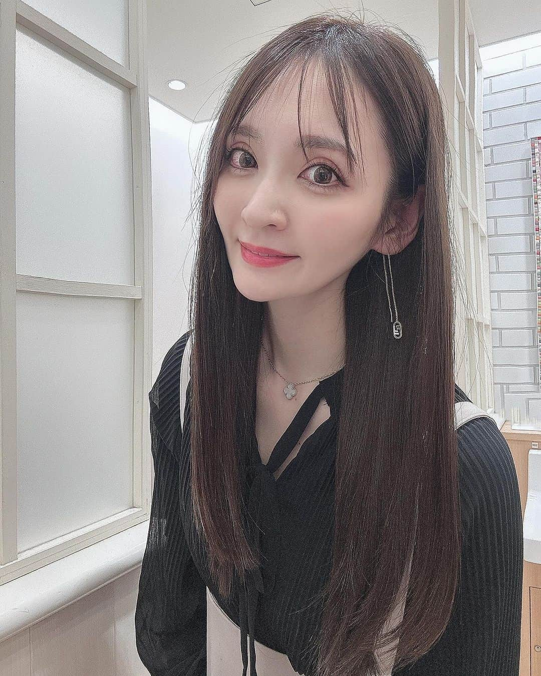 藤後 沙織 とうごさおりさんのインスタグラム写真 - (藤後 沙織 とうごさおりInstagram)「ヘアメンテ💇‍♀️  担当は、@accomplish_salon の艶髪スペシャリスト @accomplish_yu さん✨  毛先までしっとりまとまりがある髪に整えてくださいました✨ こう見ると髪伸びたなぁ🫢  accomplishのトリートメントは髪質・ダメージに合わせて、その場で一人ひとり割合と配合を変えてくれて、人幹細胞エキス入りなので一本一本の髪質が変わって、回数を重ねるほどにキレイな艶髪になります🥹  今年もたくさんお世話になりました✨  #PR#髪質改変#髪質改善#ヒト幹細胞#アコンプリッシュ #accomplish代官山#代官山美容室#恵比寿#恵比寿美容室 #ストレートヘア#ニュアンスストレート#ストレート#ロング#ロングヘア#トーンダウン#暗髪」12月16日 12時09分 - saori_togo