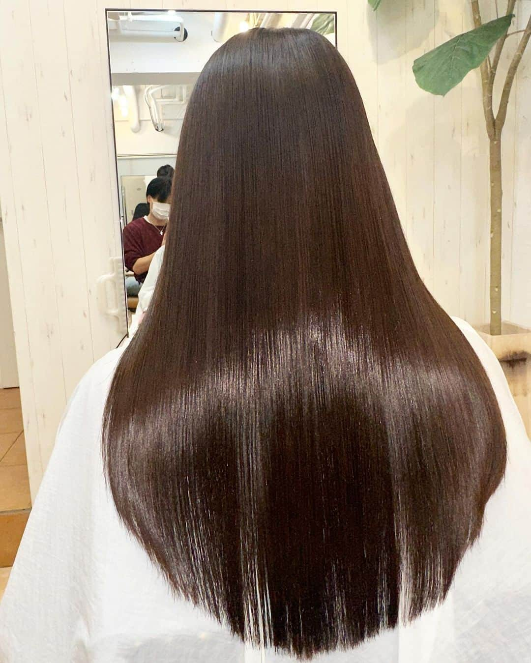 藤後 沙織 とうごさおりさんのインスタグラム写真 - (藤後 沙織 とうごさおりInstagram)「ヘアメンテ💇‍♀️  担当は、@accomplish_salon の艶髪スペシャリスト @accomplish_yu さん✨  毛先までしっとりまとまりがある髪に整えてくださいました✨ こう見ると髪伸びたなぁ🫢  accomplishのトリートメントは髪質・ダメージに合わせて、その場で一人ひとり割合と配合を変えてくれて、人幹細胞エキス入りなので一本一本の髪質が変わって、回数を重ねるほどにキレイな艶髪になります🥹  今年もたくさんお世話になりました✨  #PR#髪質改変#髪質改善#ヒト幹細胞#アコンプリッシュ #accomplish代官山#代官山美容室#恵比寿#恵比寿美容室 #ストレートヘア#ニュアンスストレート#ストレート#ロング#ロングヘア#トーンダウン#暗髪」12月16日 12時09分 - saori_togo