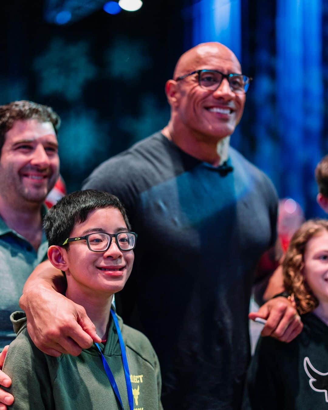 ドウェイン・ジョンソンさんのインスタグラム写真 - (ドウェイン・ジョンソンInstagram)「This is Bart Tehune from @makeawishamerica.  He’s 12 and he’s awesome.   Very special boy whose wish was to meet me.   We share a crazy sense of humor and I’m super lucky I got the chance to meet him.   Soon as I sat down he said, “please don’t be weird” and I said “dude I’m super weird” 😂🙋🏽‍♂️  There’s still a lot of positive and good stuff that’s happening around the world - and Bart’s one of them.   #MakeAWishDay #21Kids  #BestDayEver」12月16日 12時10分 - therock